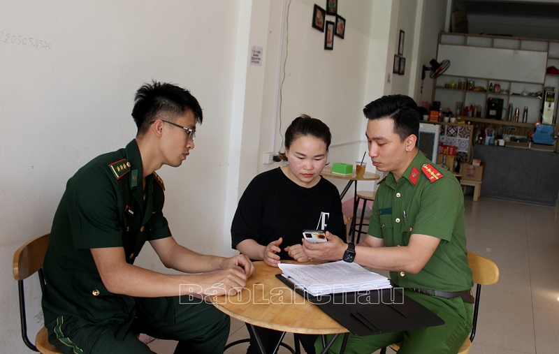 Lực lượng chức năng xã Ma Li Pho (huyện Phong Thổ) tuyên truyền cho chị Lý Thị Phương ở bản Pa Nậm Cúm (xã Ma Li Pho) kỹ năng nhận biết thông tin xấu, độc trên mạng xã hội.