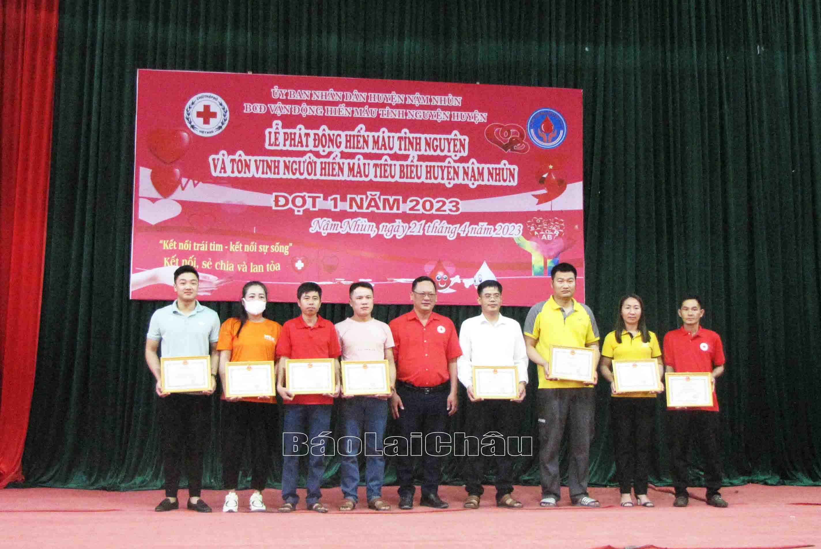 Lãnh đạo huyện Nậm Nhùn tặng Giấy khen cho cá nhân có thành tích xuất sắc trong hoạt động hiến máu tình nguyện.