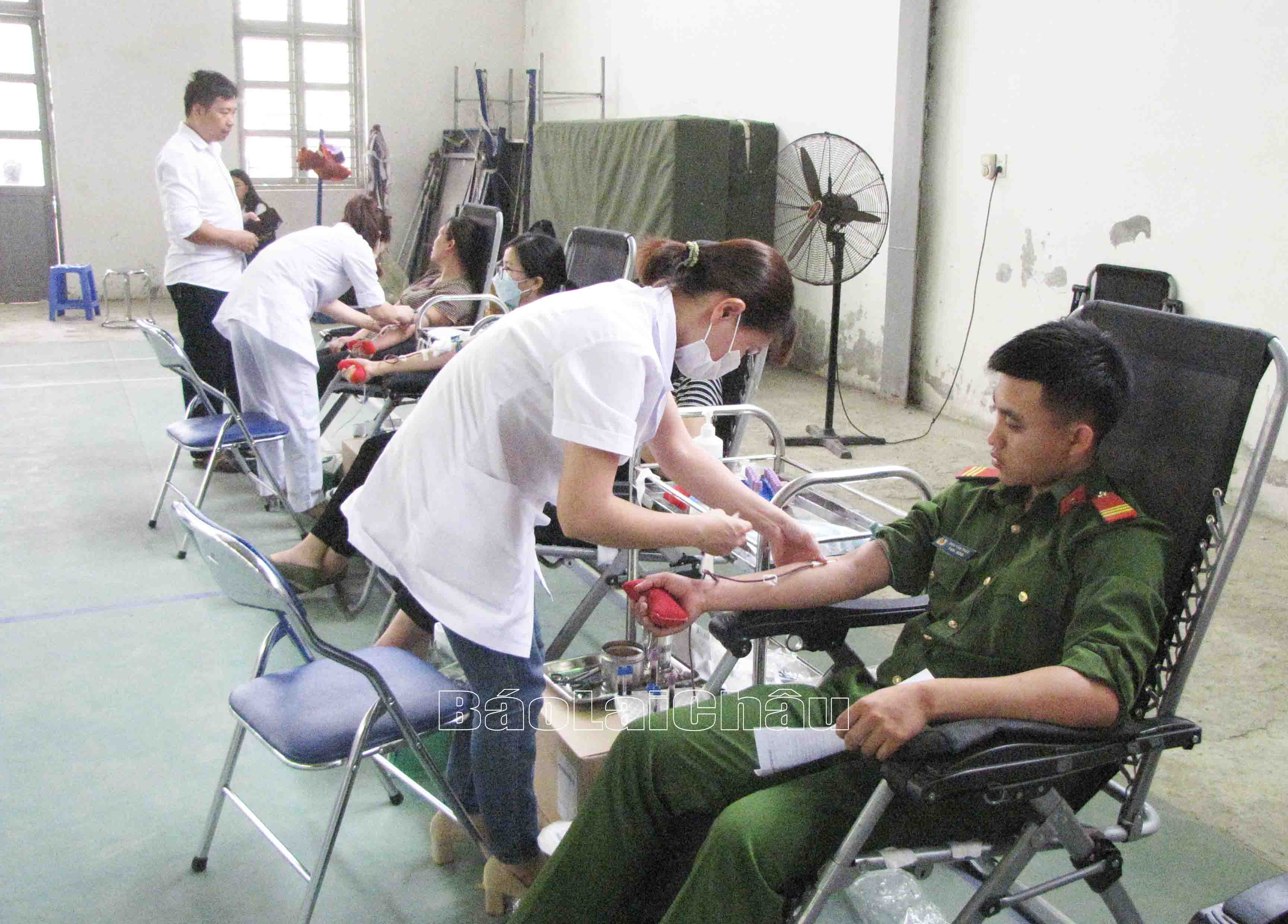Tình nguyện viên tham gia hiến máu.