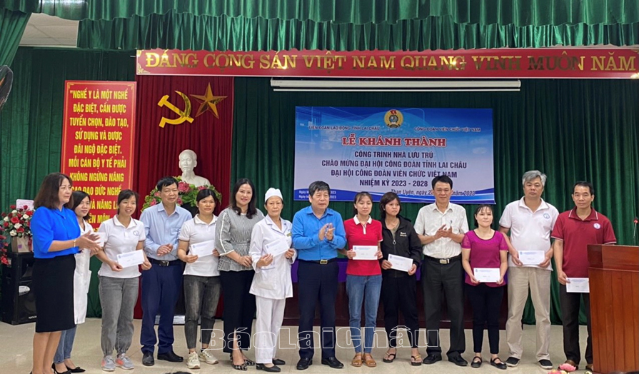 Công đoàn Viên chức Việt Nam tặng quà cho đoàn viên có hoàn cảnh khó khăn