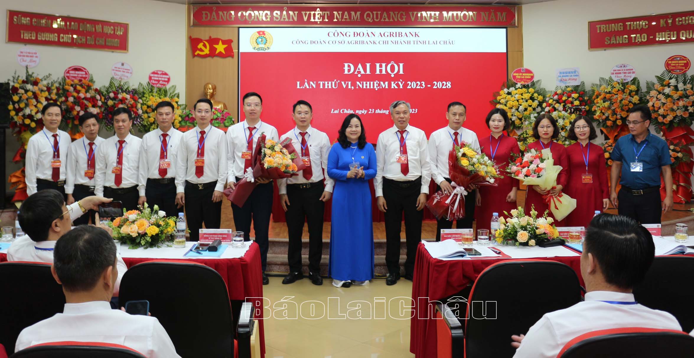 Đại diện lãnh đạo Liên đoàn Lao động tỉnh và Ngân hàng Nhà nước Chi nhánh tỉnh tặng hoa Ban Chấp hành 
