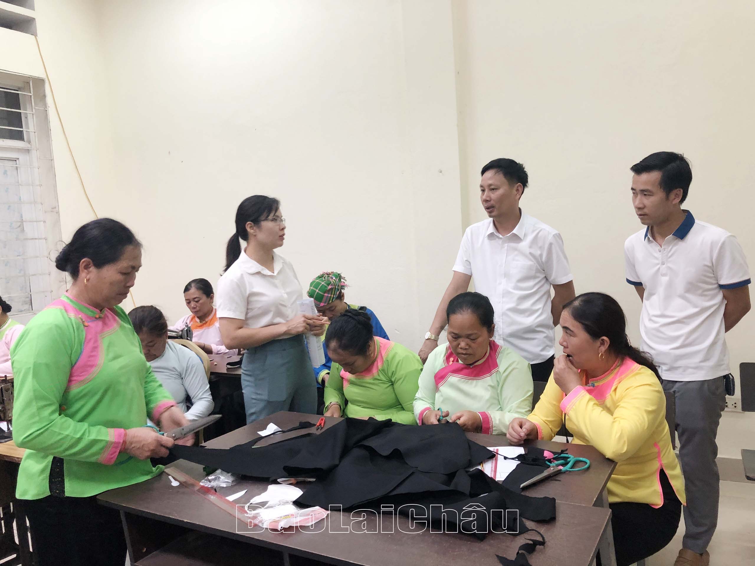 Lãnh đạo UBND thành phố Lai Châu kiểm tra vật mẫu may tại lớp học.