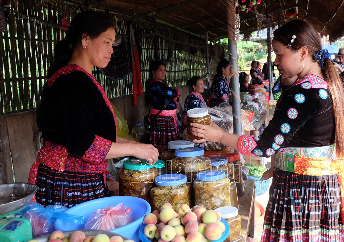 khách hàng mua sắm