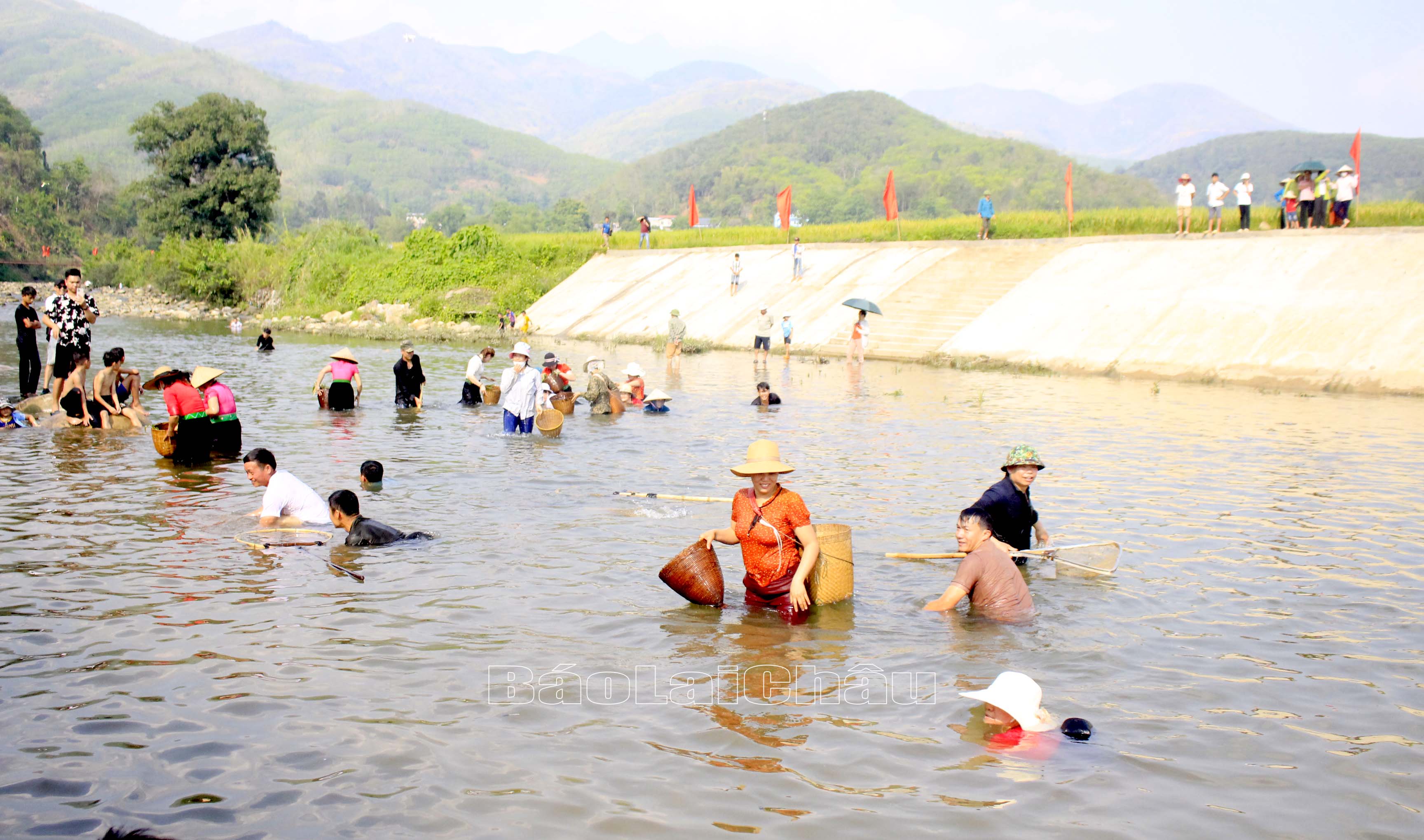 Các đội thi tham gia bắt cá dưới dòng suối Nậm Lùm. 