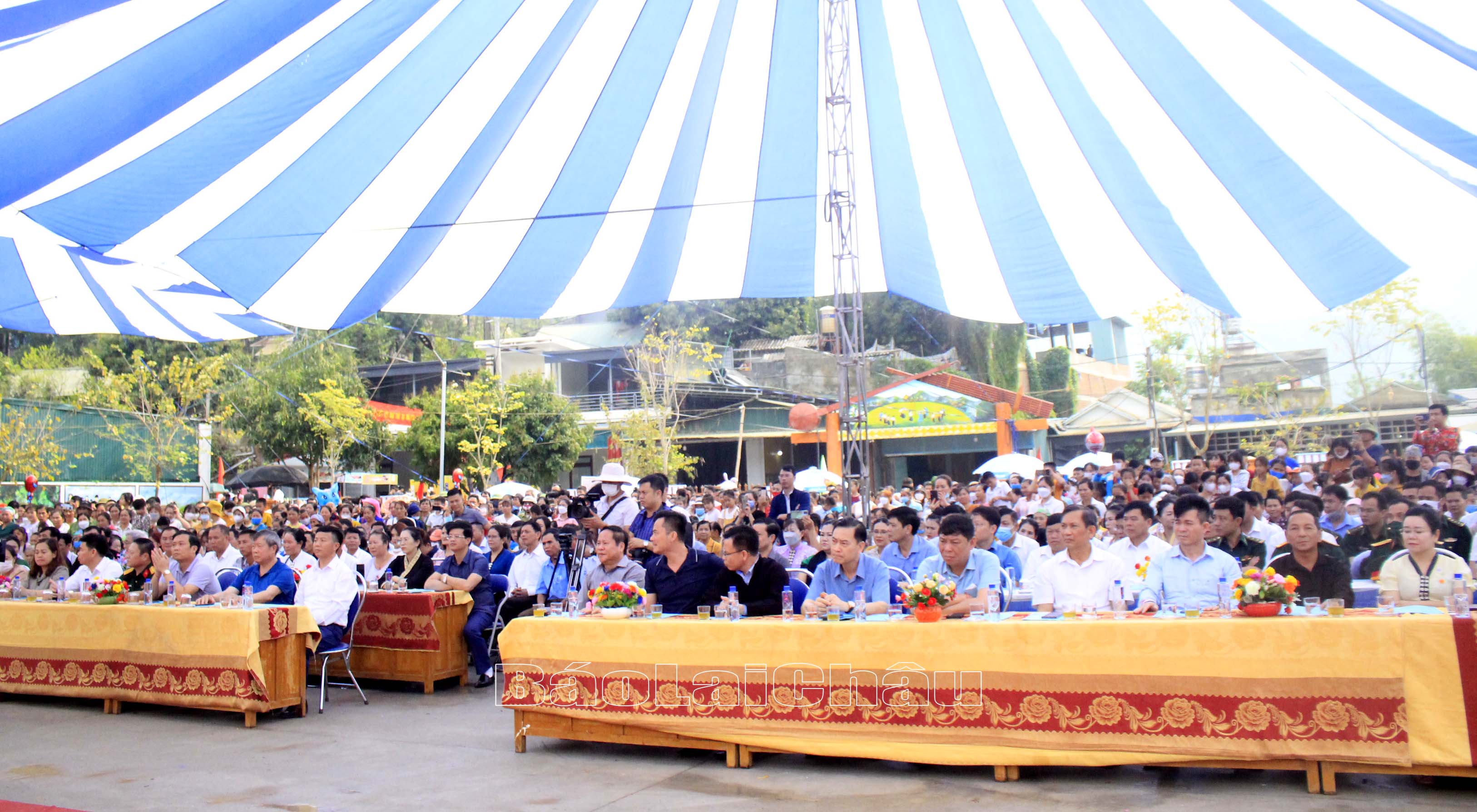 Quang cảnh đại biểu dự Lễ hội Then Kin Pang huyện Phong Thổ năm 2023. 