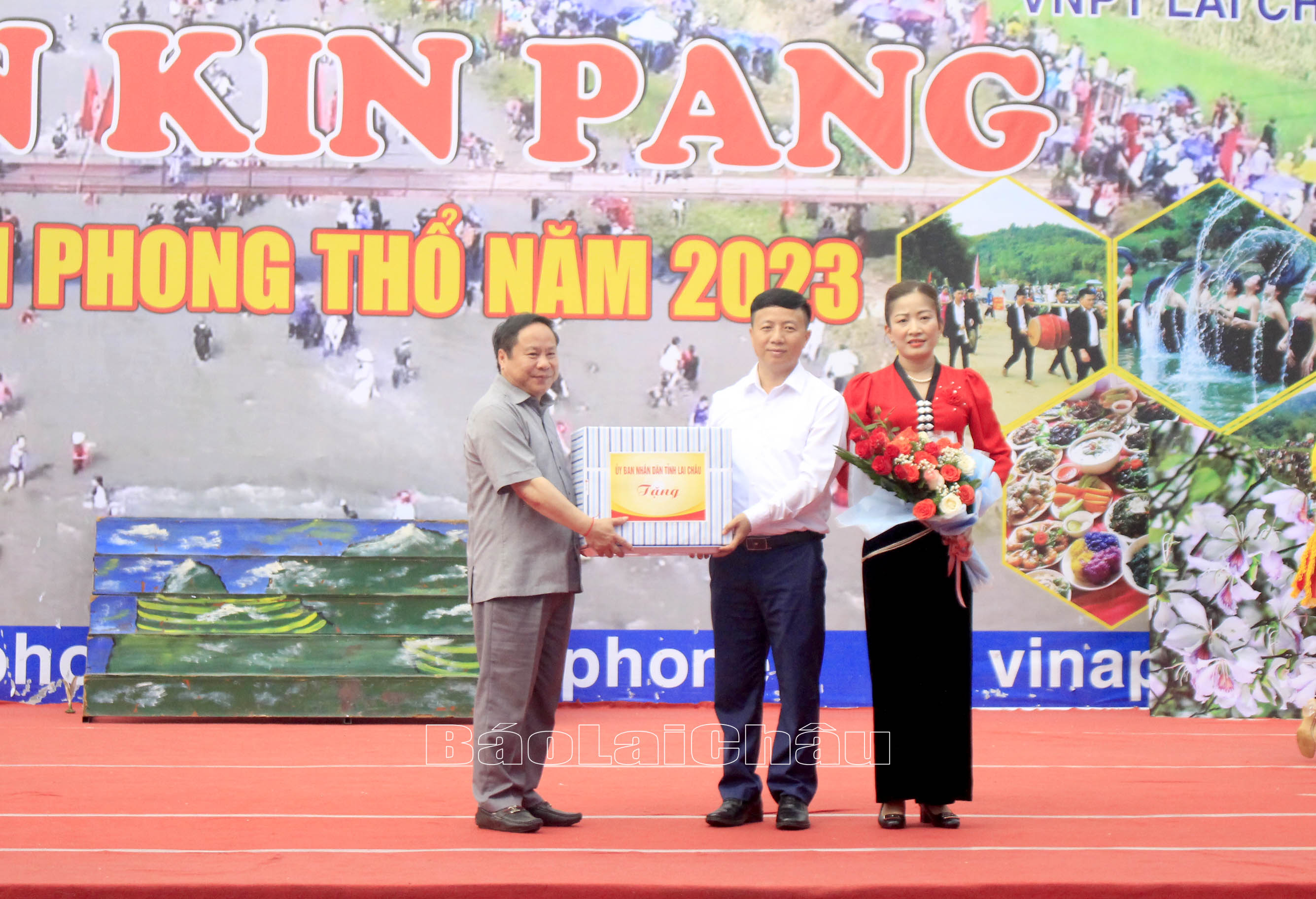 Đồng chí Tống Thanh Hải - Uỷ viên Ban Thường vụ Tỉnh uỷ, Phó Chủ tịch Thường trực UBND tỉnh tặng quà của UBND tỉnh cho lãnh đạo huyện Phong Thổ.