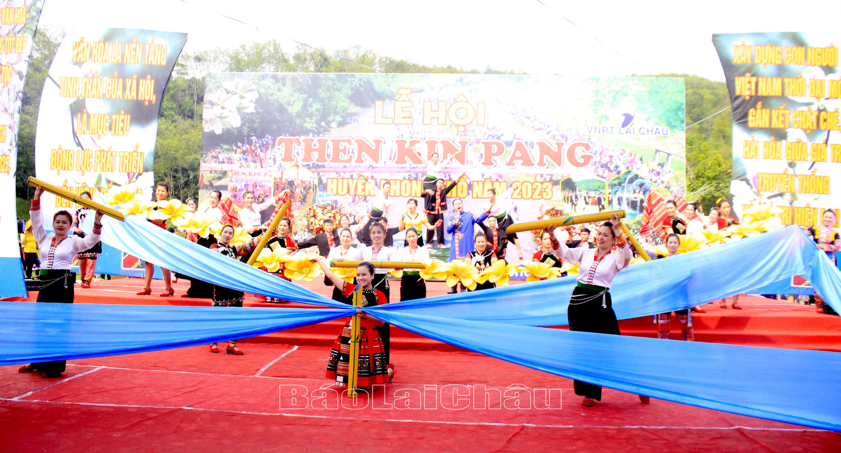 Chương trình văn nghệ chào mừng Lễ hội Then Kin Pang huyện Phong Thổ năm 2023.
