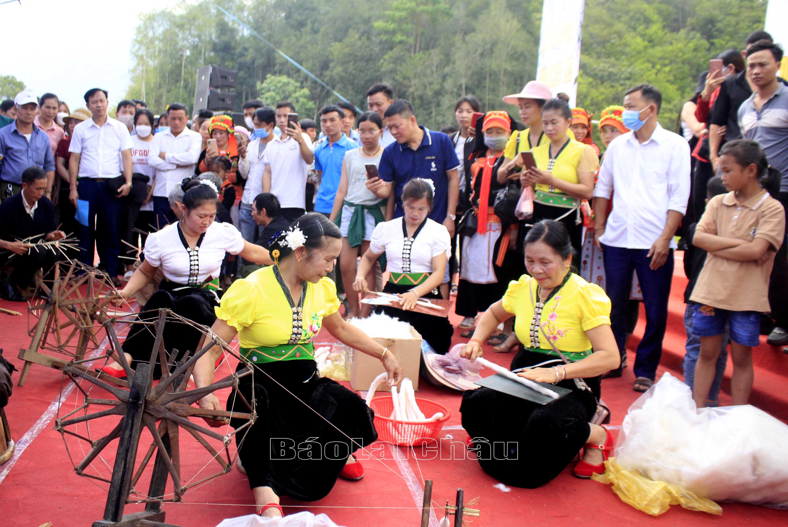 Các nghệ nhân tham gia phần thi "Khéo tay hay nghề". 