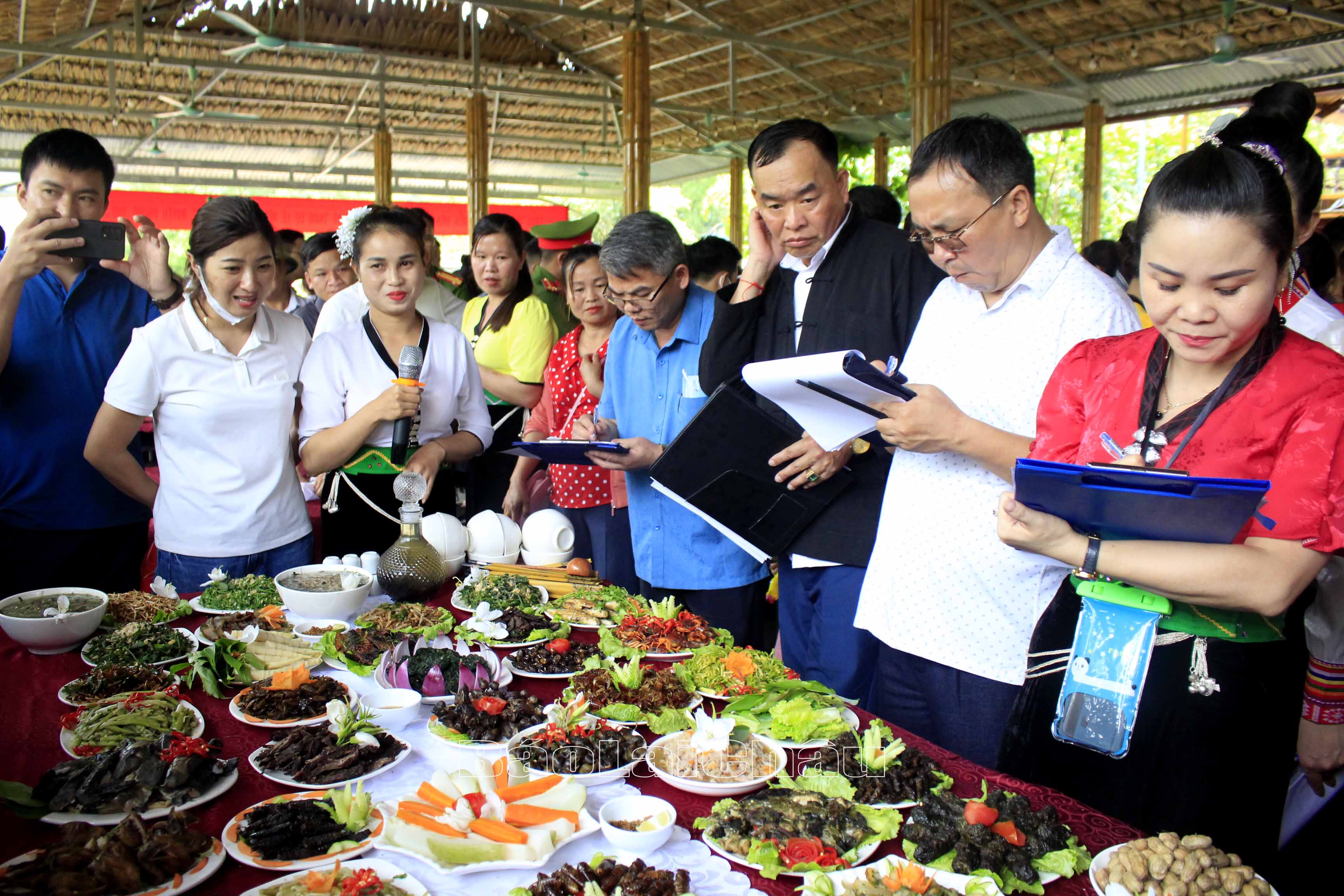 Ban giám khảo chấm thi các món ẩm thực dân tộc.