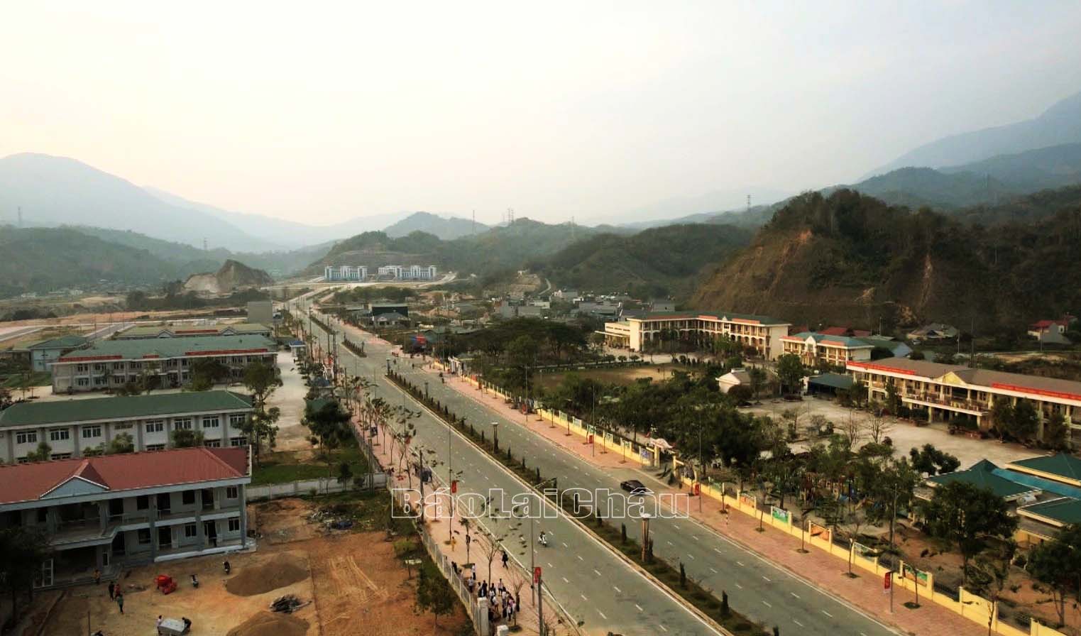 Một góc trung khu hạ tầng giáo dục, y tế, thương mại dịch vụ và dân cư thị trấn Nậm Nhùn, huyện Nậm Nhùn.