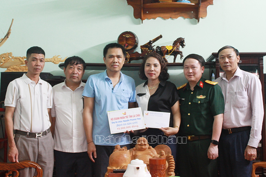 Đại diện Hội Doanh nhân trẻ tỉnh tặng quà cho gia đình em Nguyễn Phương Thùy. 