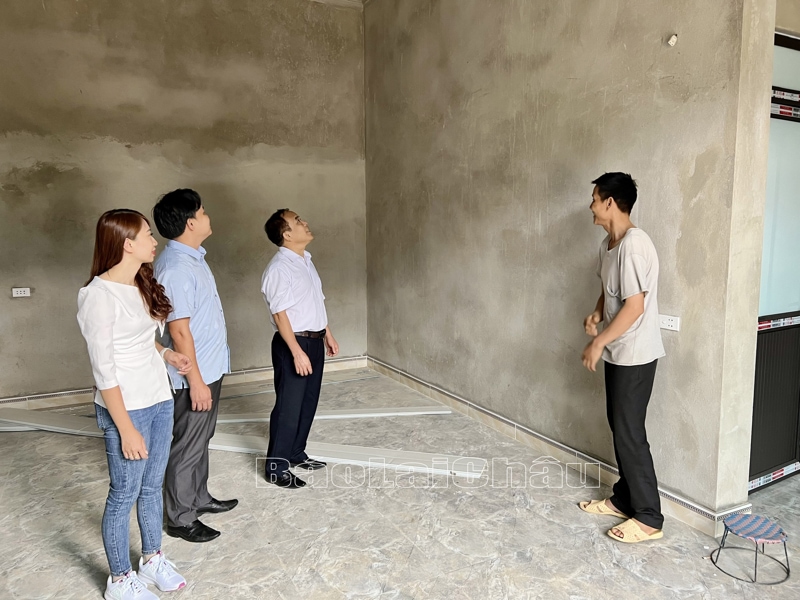 Lãnh đạo Báo Lai Châu, UBND thị trấn Mường Tè kiểm tra thực tế nhà ở được hỗ trợ.