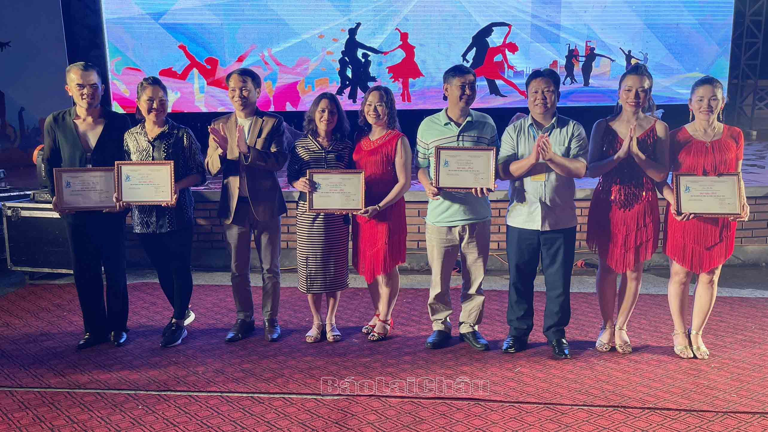 Ban Tổ chức trao giải nhất cho các nội dung thi.