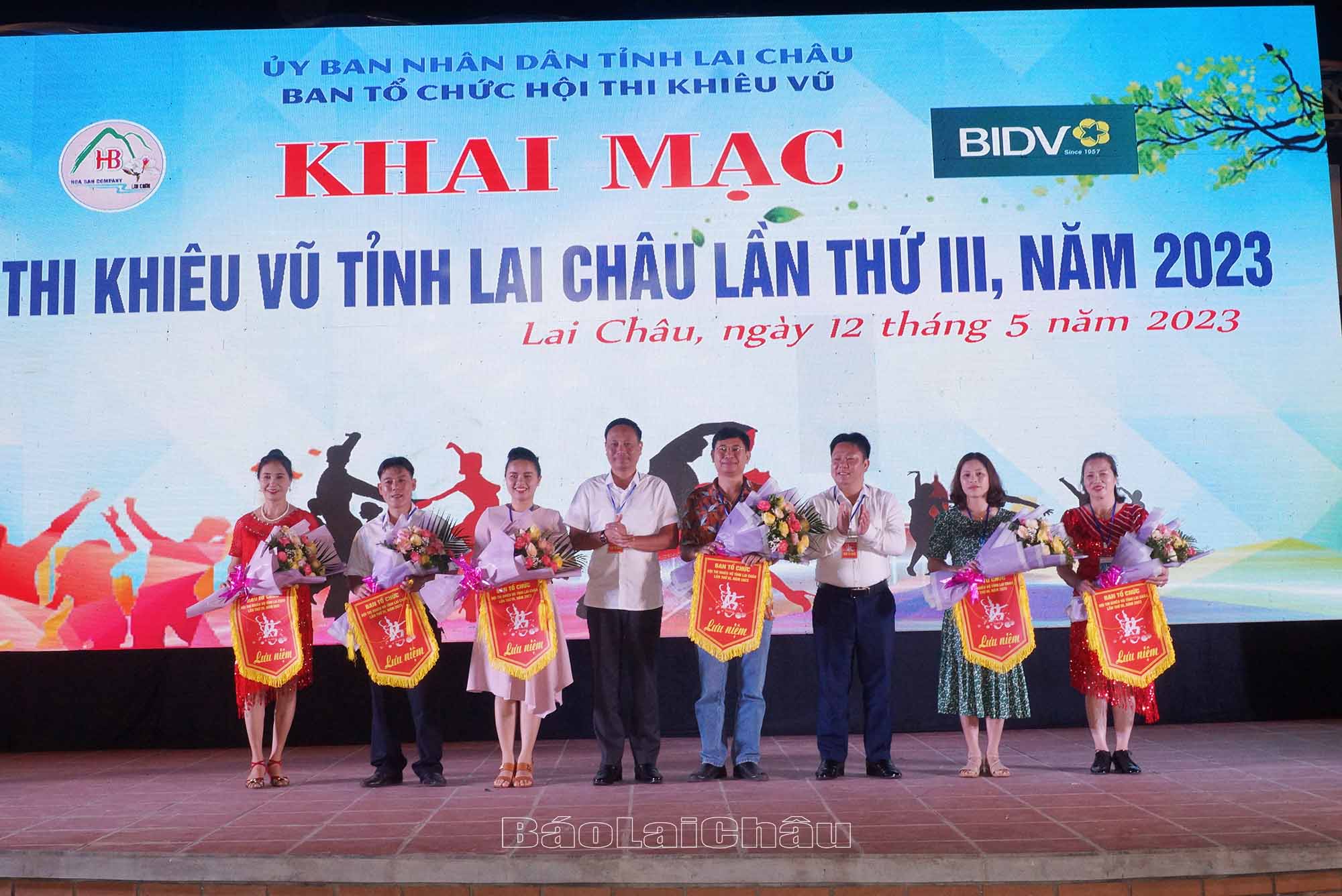 Ban Tổ chức trao cờ lưu niệm cho các đoàn tham gia hội thi.