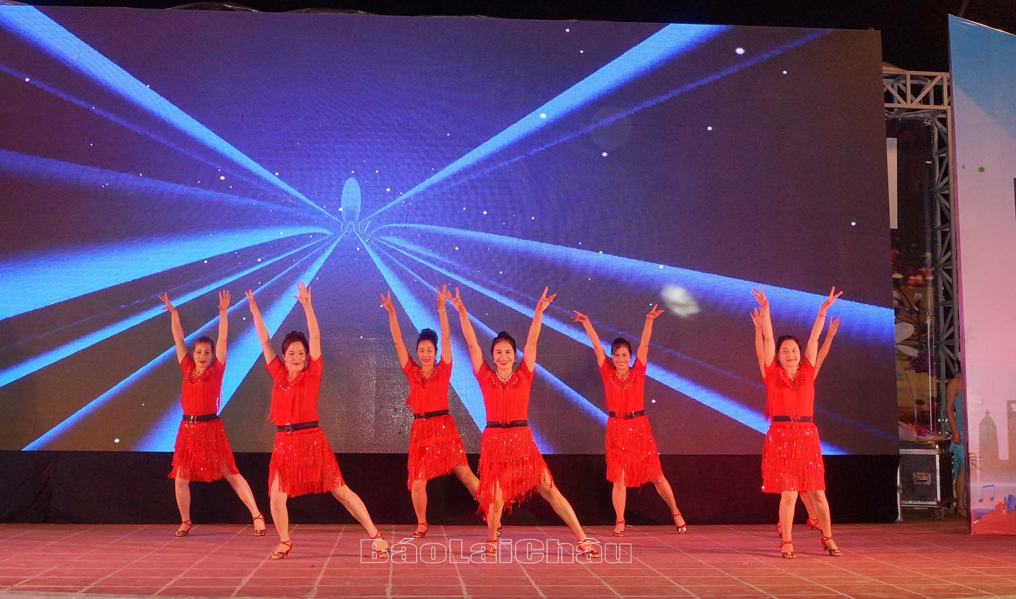 Nội dung khiêu vũ tập thể đến từ đoàn huyện Tân Uyên.