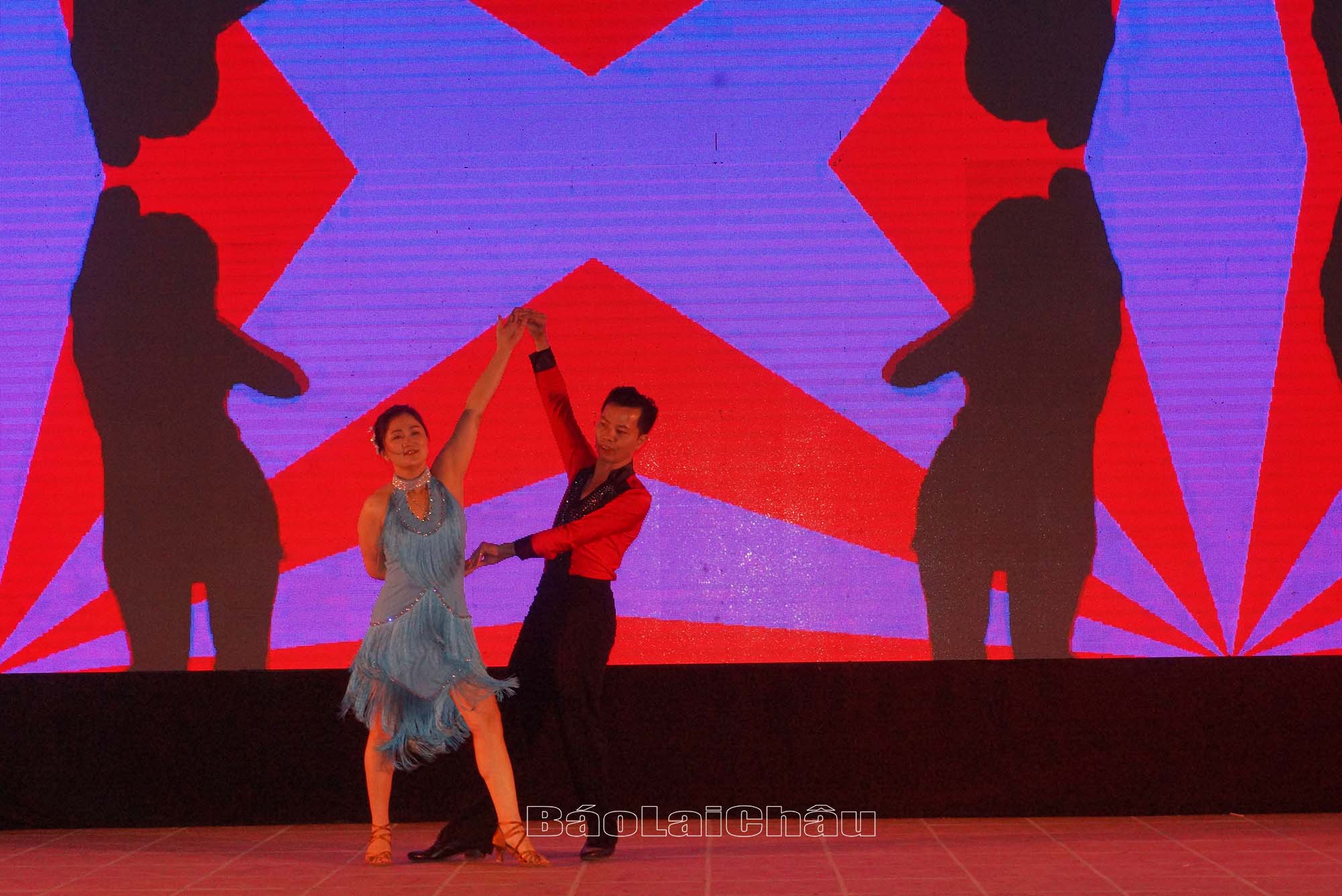 Khiêu vũ đôi đến từ vũ công thành phố Lai Châu.