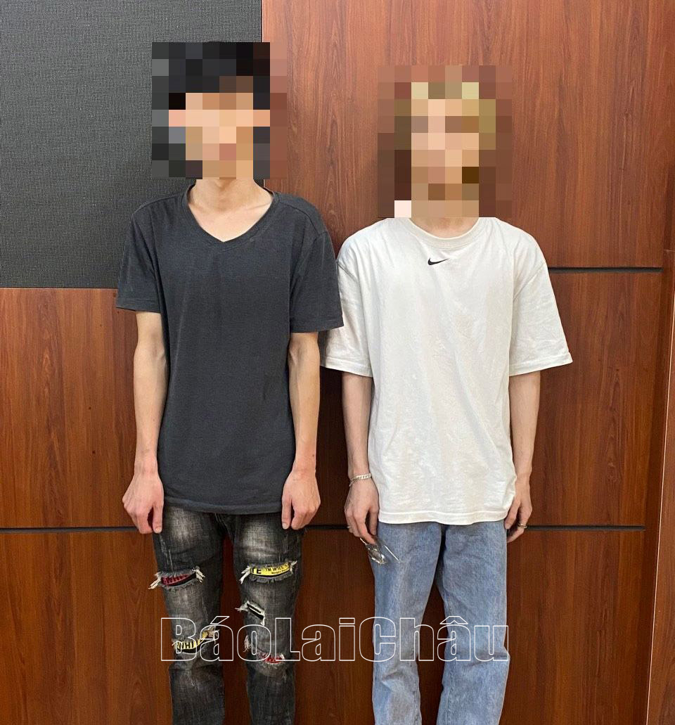 Hai đối tượng có hành vi tàng trữ trái phép cần sa. Hai đối tượng có hành vi tàng trữ trái phép cần sa.