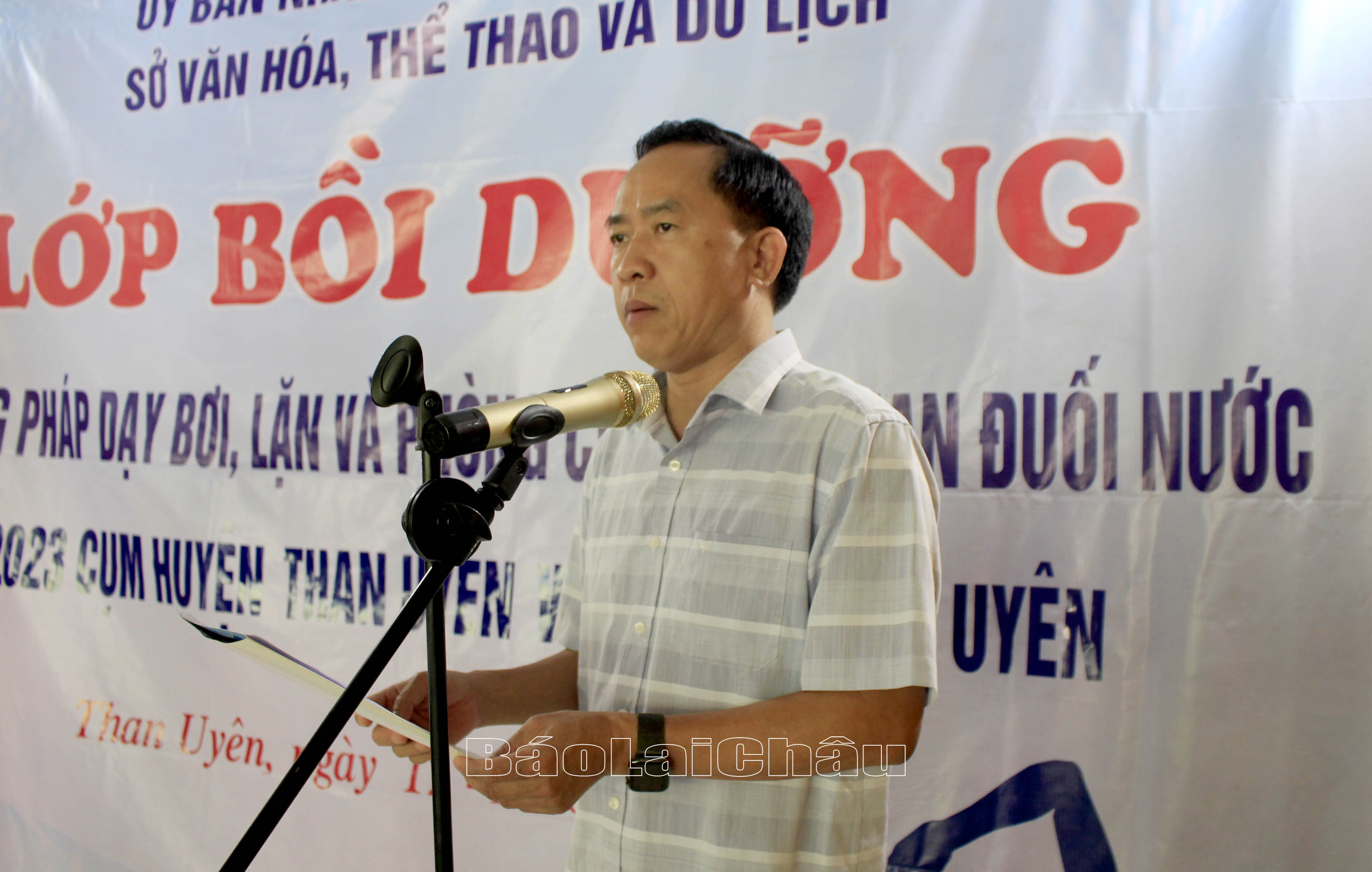 Đồng chí Trần Quang Chiến - Phó Chủ tịch UBND huyện Than Uyên phát biểu khai mạc lớp bồi dưỡng. Đồng chí Trần Quang Chiến - Phó Chủ tịch UBND huyện Than Uyên phát biểu khai mạc lớp bồi dưỡng.