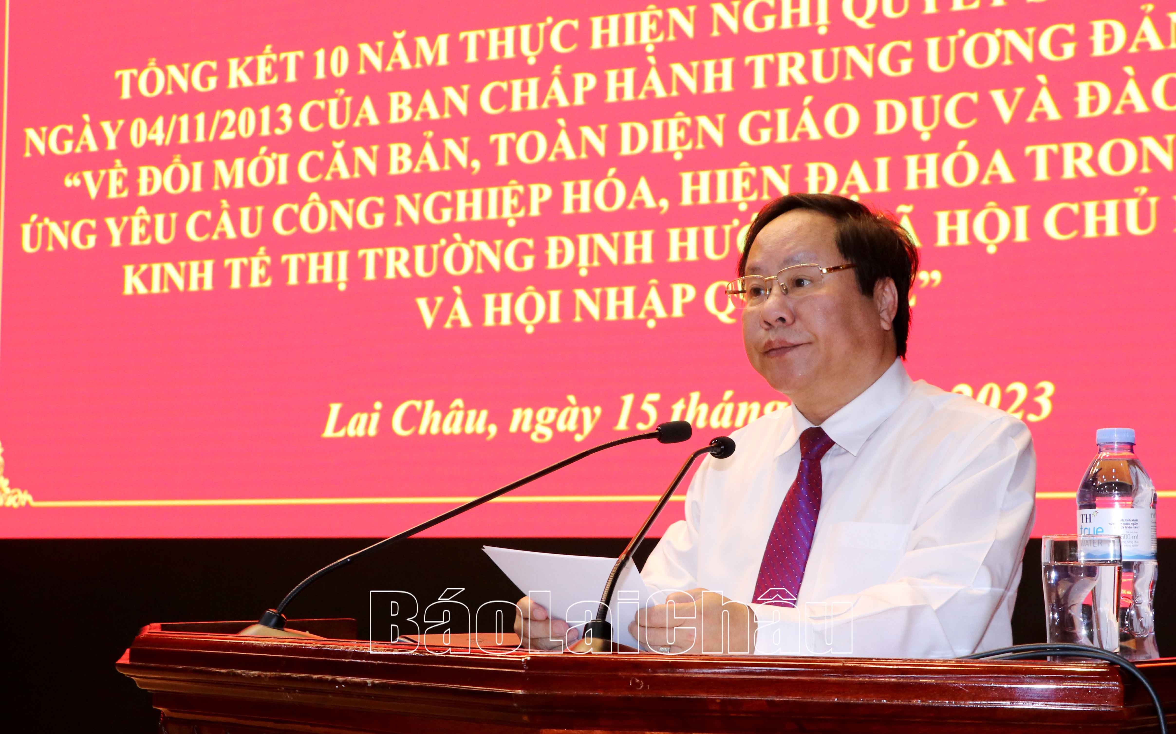 Đồng chí Tống Thanh Hải - Ủy viên Ban Thường vụ Tỉnh ủy, Quyền Chủ tịch UBND tỉnh thông qua báo cáo tổng kết Nghị quyết số 29-NQ/TW.