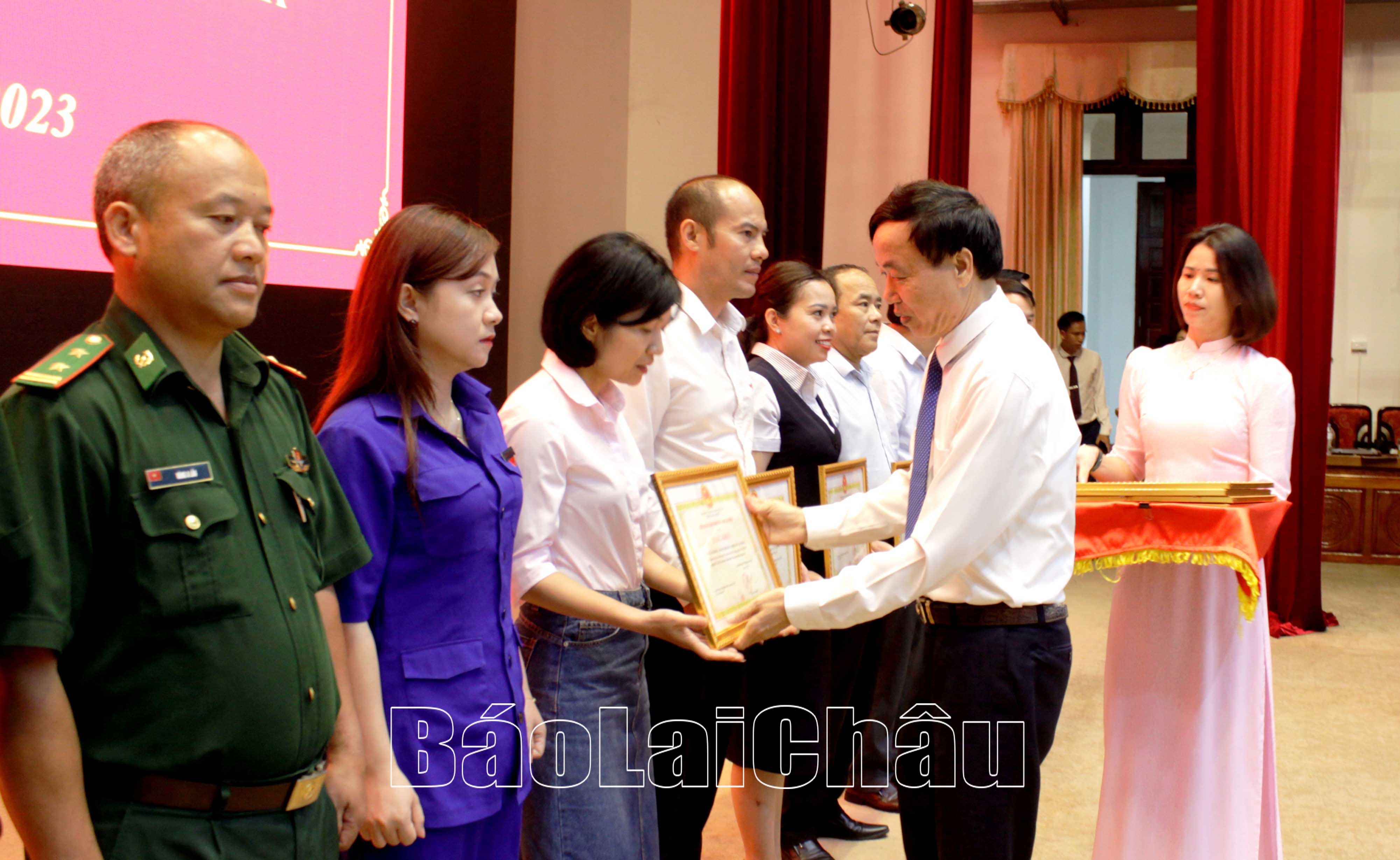 Đồng chí Lê Văn Lương - Phó Bí thư Thường trực Tỉnh ủy trao Bằng khen của Chủ tịch UBND tỉnh cho các tập thể có thành tích tiêu biểu trong 10 năm thực hiện Nghị quyết số 29-NQ/TW.