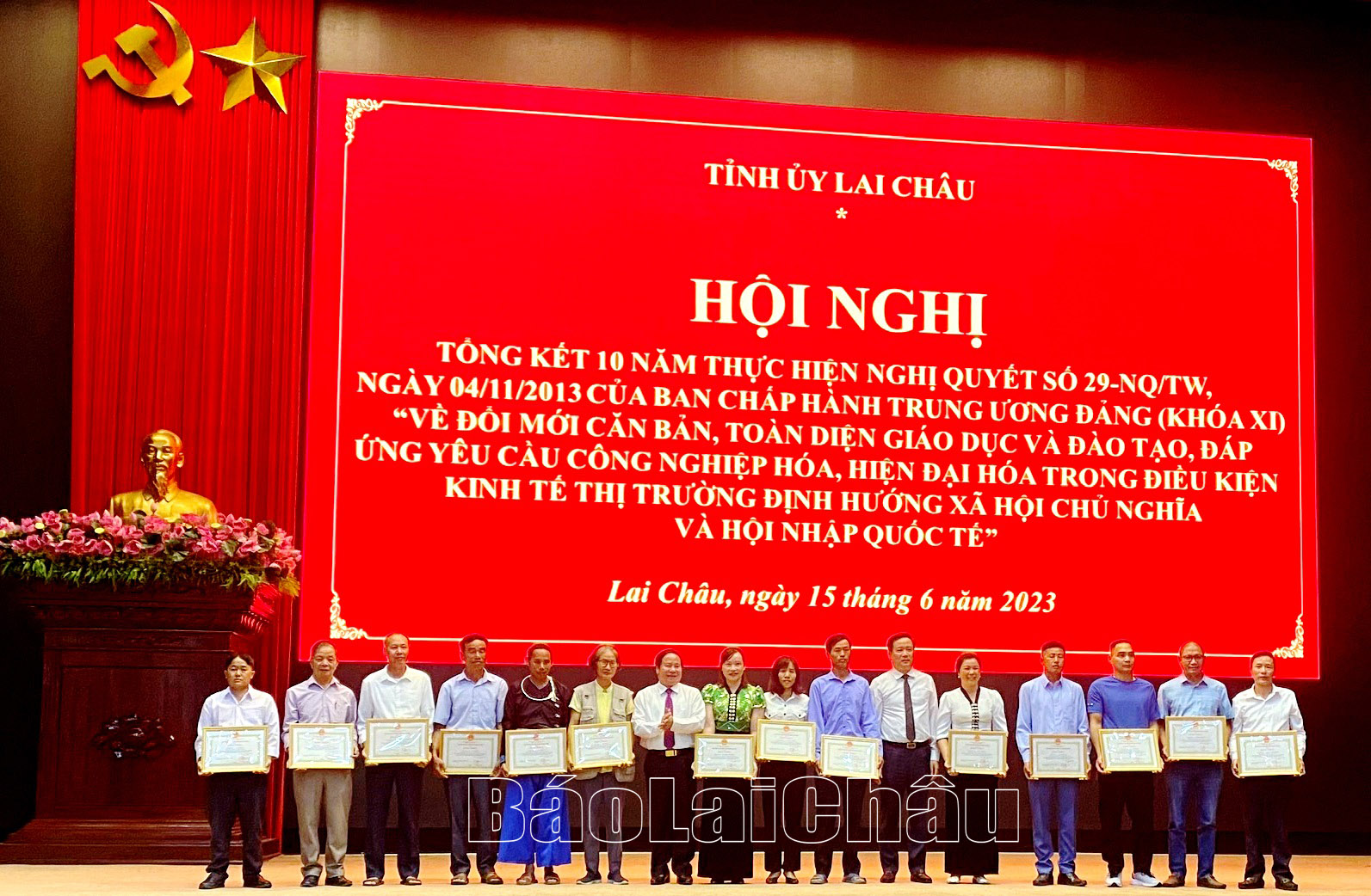 Các đồng chí lãnh đạo Ban Tuyên giáo Tỉnh ủy, UBND tỉnh trao Bằng khen cho các cá nhân có Thực hiện Nghị quyết số 29-NQ/TW, 