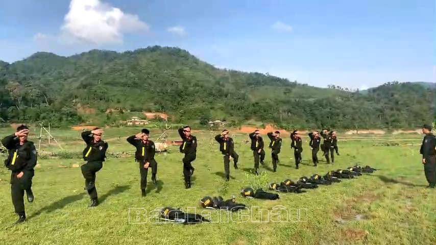 Học viên luyện tập võ thuật.