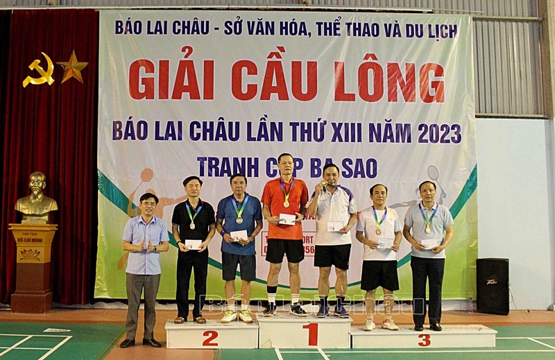 Đại diện lãnh đạo Sở VHTT&DL trao giải thưởng cho các đôi nam lãnh đạo nhóm 2.