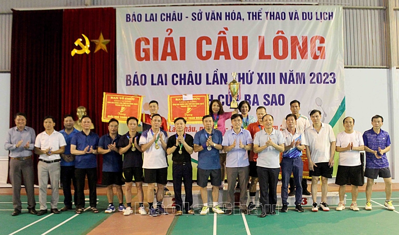 Ban Tổ chức, nhà tài trợ và các đồng chí lãnh đạo tỉnh chụp ảnh lưu niệm với các đoàn đạt cúp Ba Sao,nhì, ba toàn đoàn.