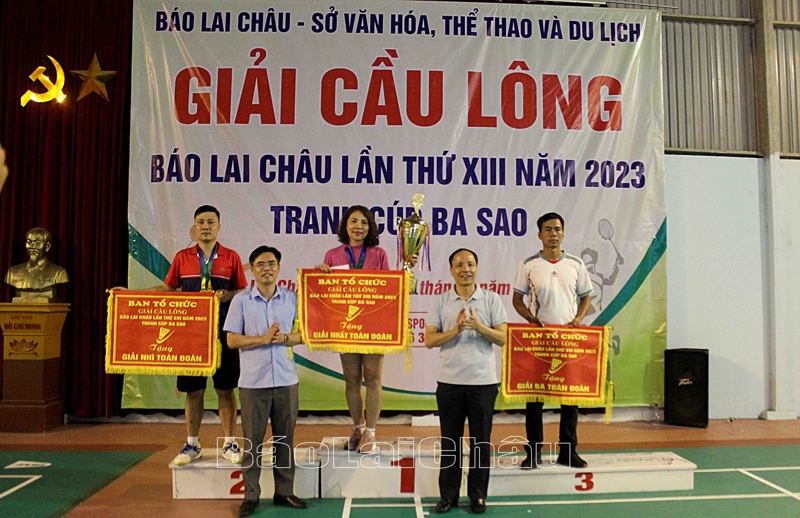 Đại diện lãnh đạo Báo Lai Châu, Sở VHTT&DL trao Cờ, Cúp cho các đoàn đạt giải nhất, nhì, ba toàn đoàn.