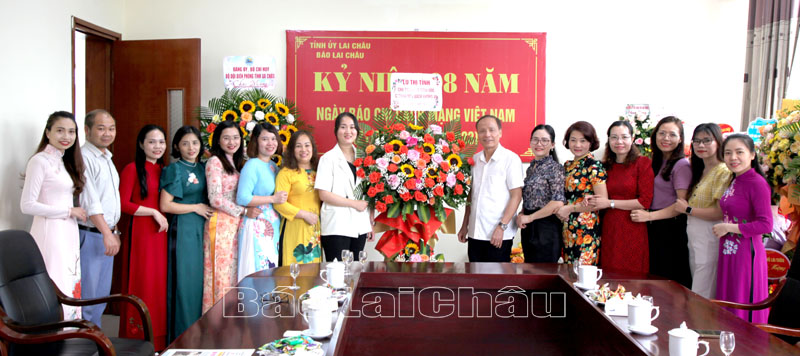 tặng hoa chúc mừng Báo Lai Châu.