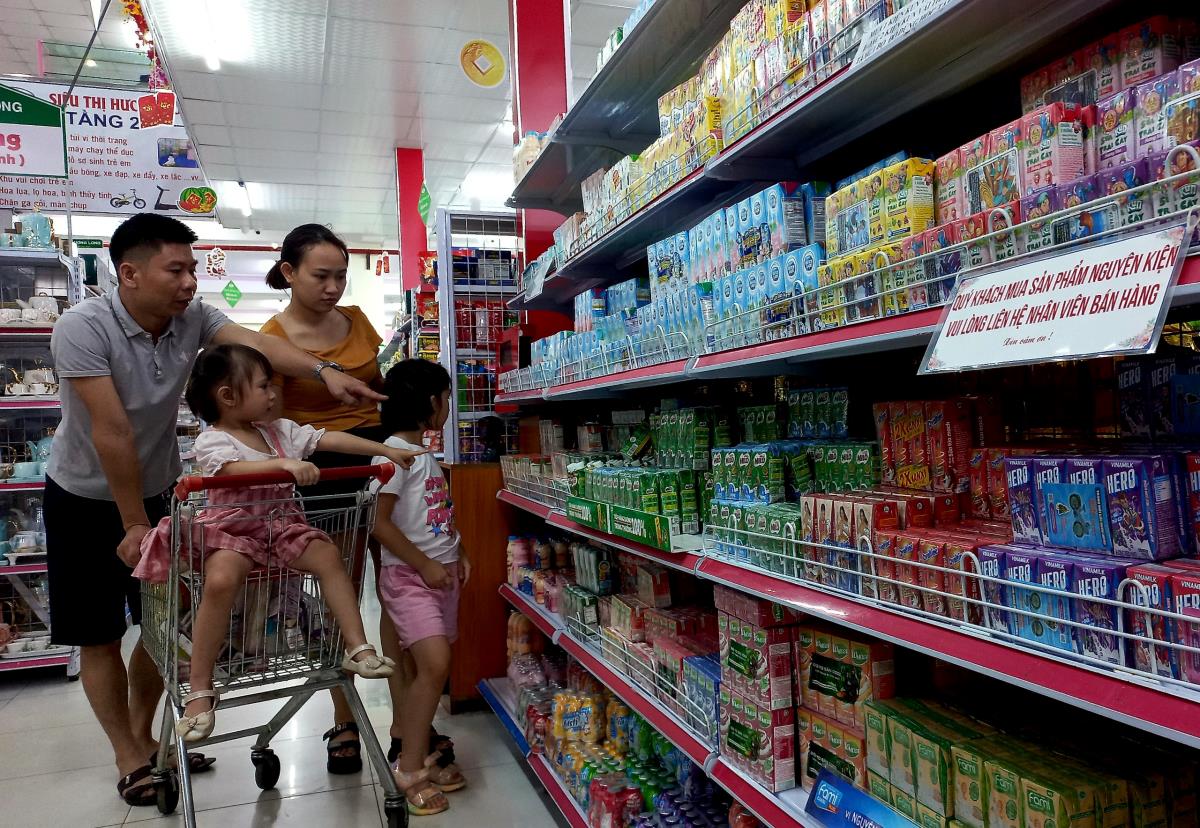 Gia đình anh Nông Đức Sơn thường đưa con đi chơi, mua sắm trải nghiệm vào những ngày nghỉ. Ảnh: Nhật Minh