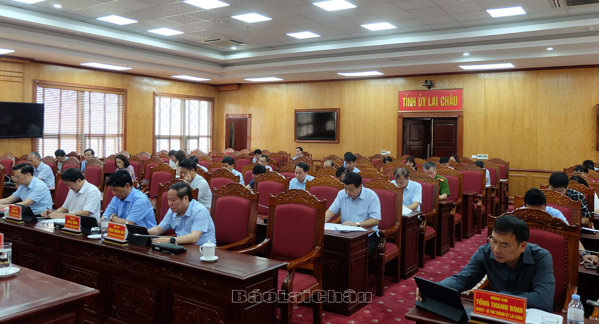 Các đại biểu tham gia hội nghị.