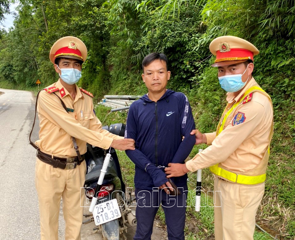 Cán bộ Đội Cảnh sát Giao thông – Trật tự (Công an huyện Tân Uyên) bắt giữ đối tượng Tòng Cao Liên. Cán bộ Đội Cảnh sát Giao thông – Trật tự (Công an huyện Tân Uyên) bắt giữ đối tượng Tòng Cao Liên.