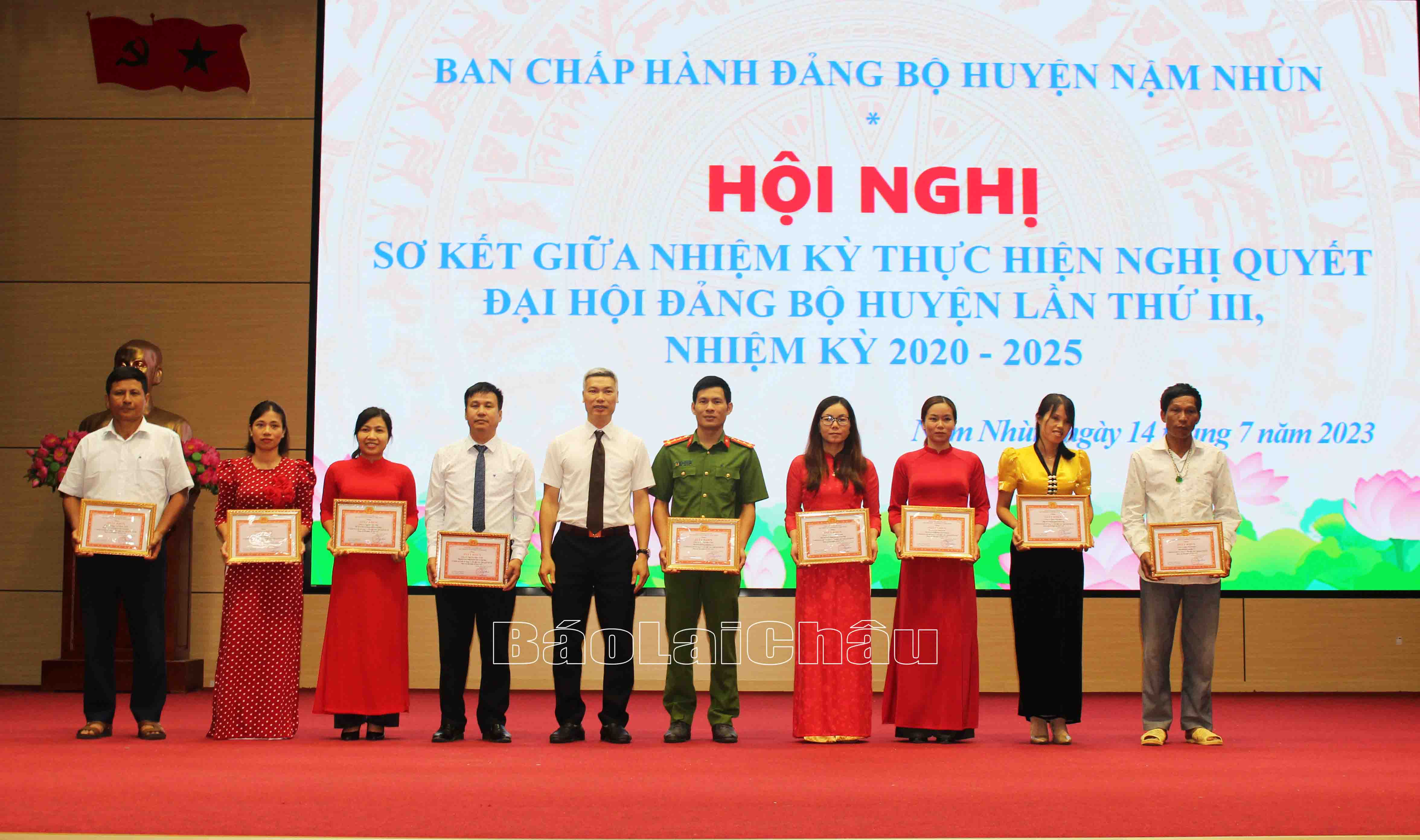 Đồng chí Hà Văn Sơn - Phó Bí thư Huyện ủy, Chủ tịch UBND huyện tặng giấy giấy khen cho các đảng viên có thành tích&nbsp;trong công triển khai, thực hiện Nghị quyết Đại hội Đảng bộ huyện.