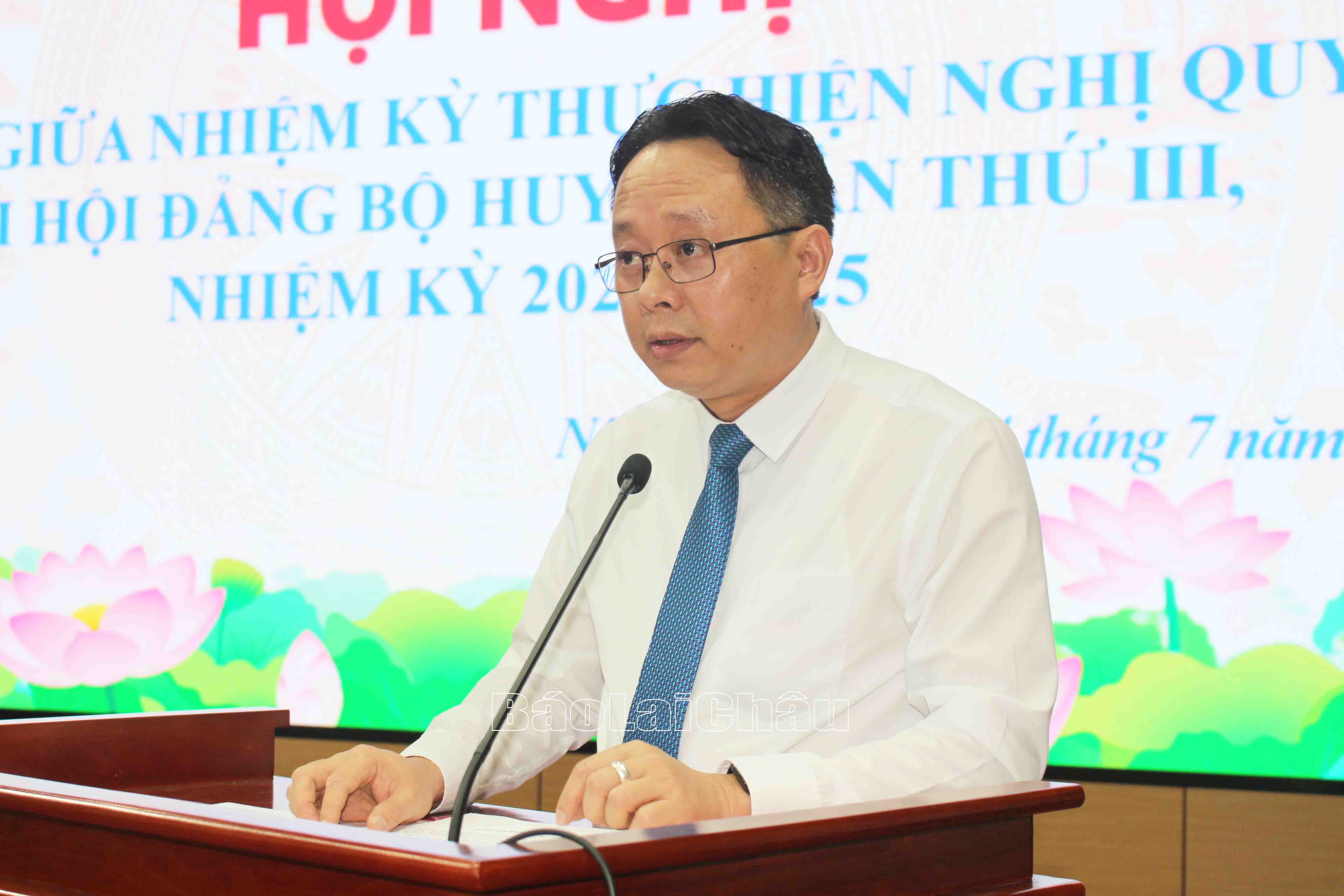 Đồng chí Trần Quốc Khanh - Tỉnh ủy viên, Bí thư Huyện ủy, Chủ tịch HĐND huyện phát biểu khai mạc hội nghị.