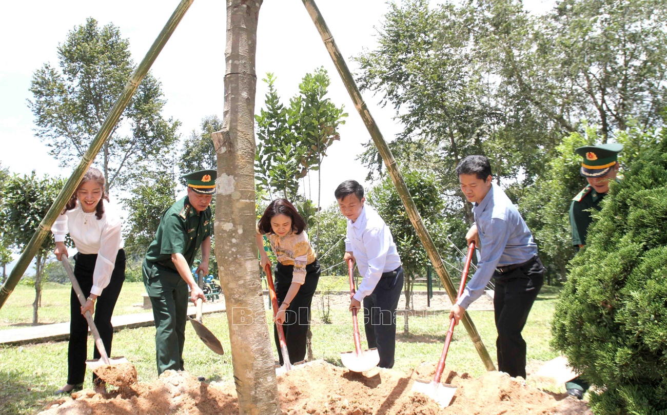 ...trồng cây lưu niệm tại Đồn Biên phòng Sì Lở Lầu. ...trồng cây lưu niệm tại Đồn Biên phòng Sì Lở Lầu.