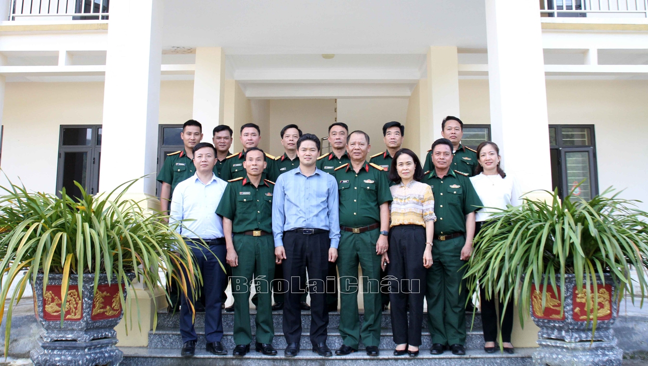 Đoàn công tác của tỉnh chụp ảnh lưu niệm với cán bộ Đoàn Kinh tế Quốc phòng 356. Đoàn công tác của tỉnh chụp ảnh lưu niệm với cán bộ Đoàn Kinh tế Quốc phòng 356.