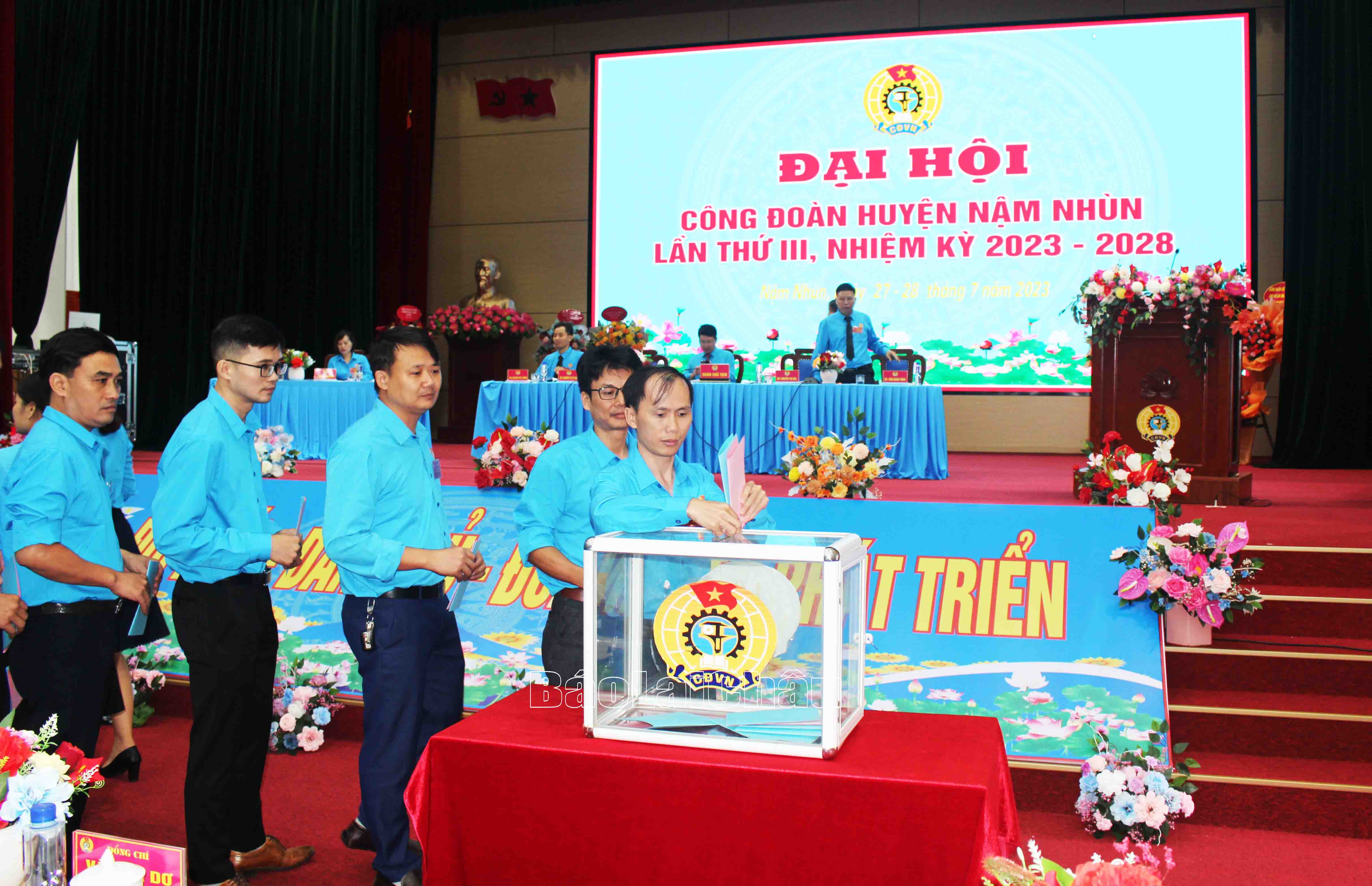 Đại biểu bỏ phiếu bầu Ban chấp hành LĐLĐ huyện Nậm Nhùn khóa III, nhiệm kỳ 2023-2028.