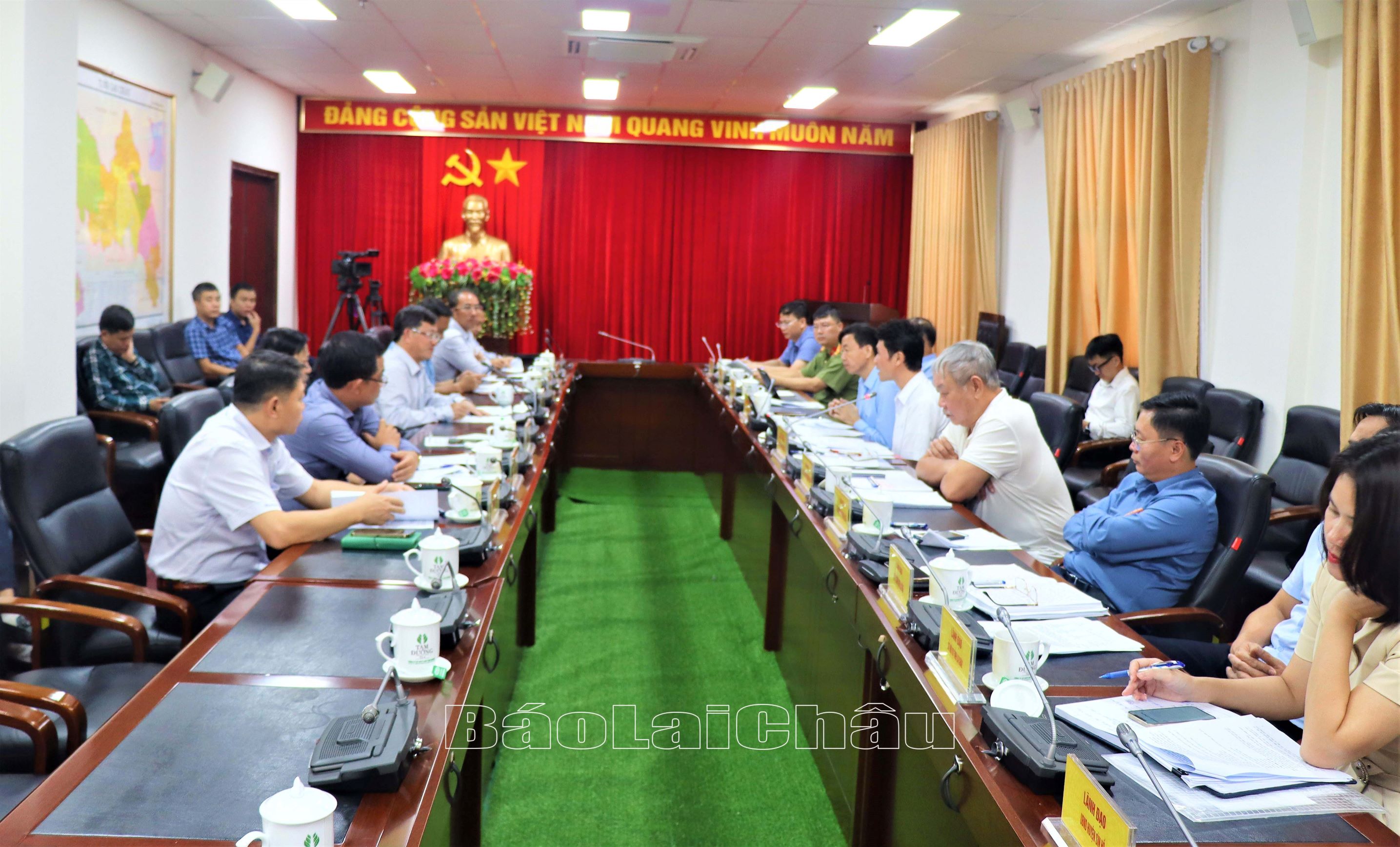Quang cảnh buổi làm việc