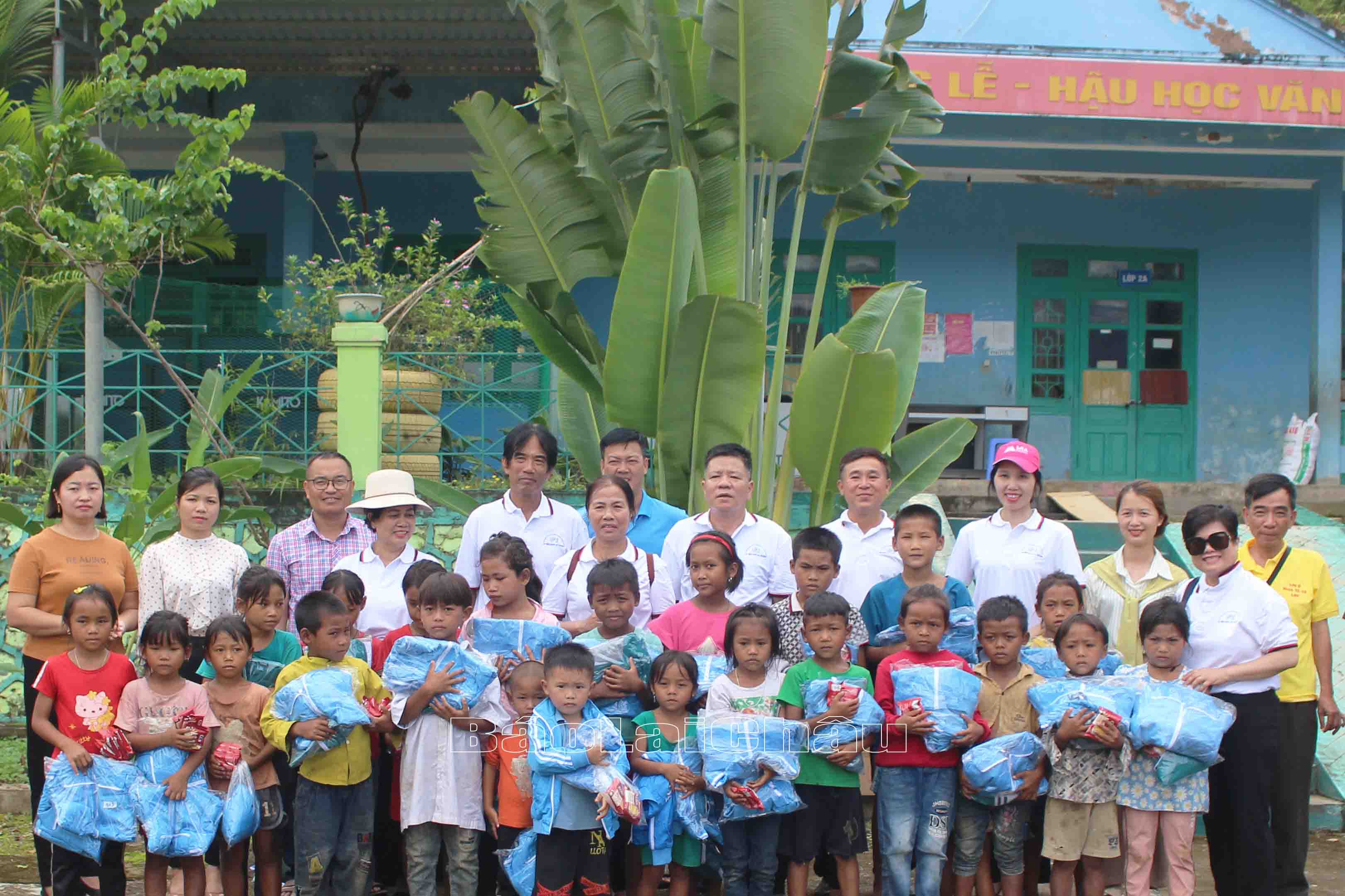 Đơn vị tài trợ trao quà cho học sinh trường Mần non, Tiểu học xã Nậm Manh (huyện Nậm Nhùn).