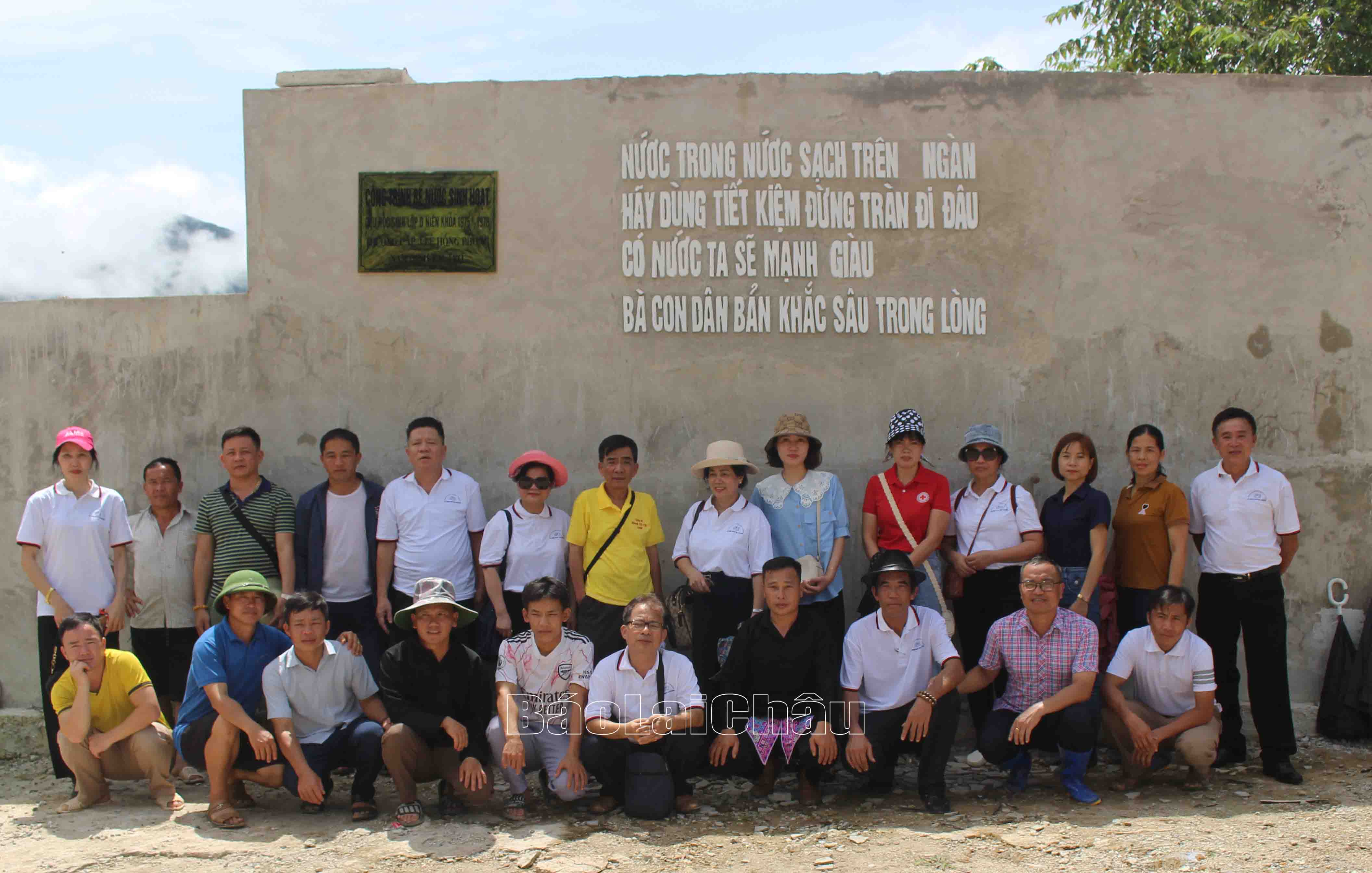 Đại diện lớp D "niên khóa 1975 -1978" cựu học sinh THPT Lê Hồng Phong (tỉnh Nam Định) bàn giao công trình bể nước bản Huổi Chát (xã Nậm Manh).&nbsp;