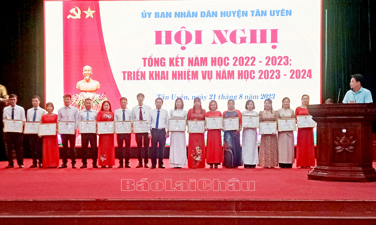 Đồng chí Lò Văn Biên - Phó Chủ tịch UBND huyện Tân Uyên trao Giấy khen của Chủ tịch UBND huyện cho các tập thể. 