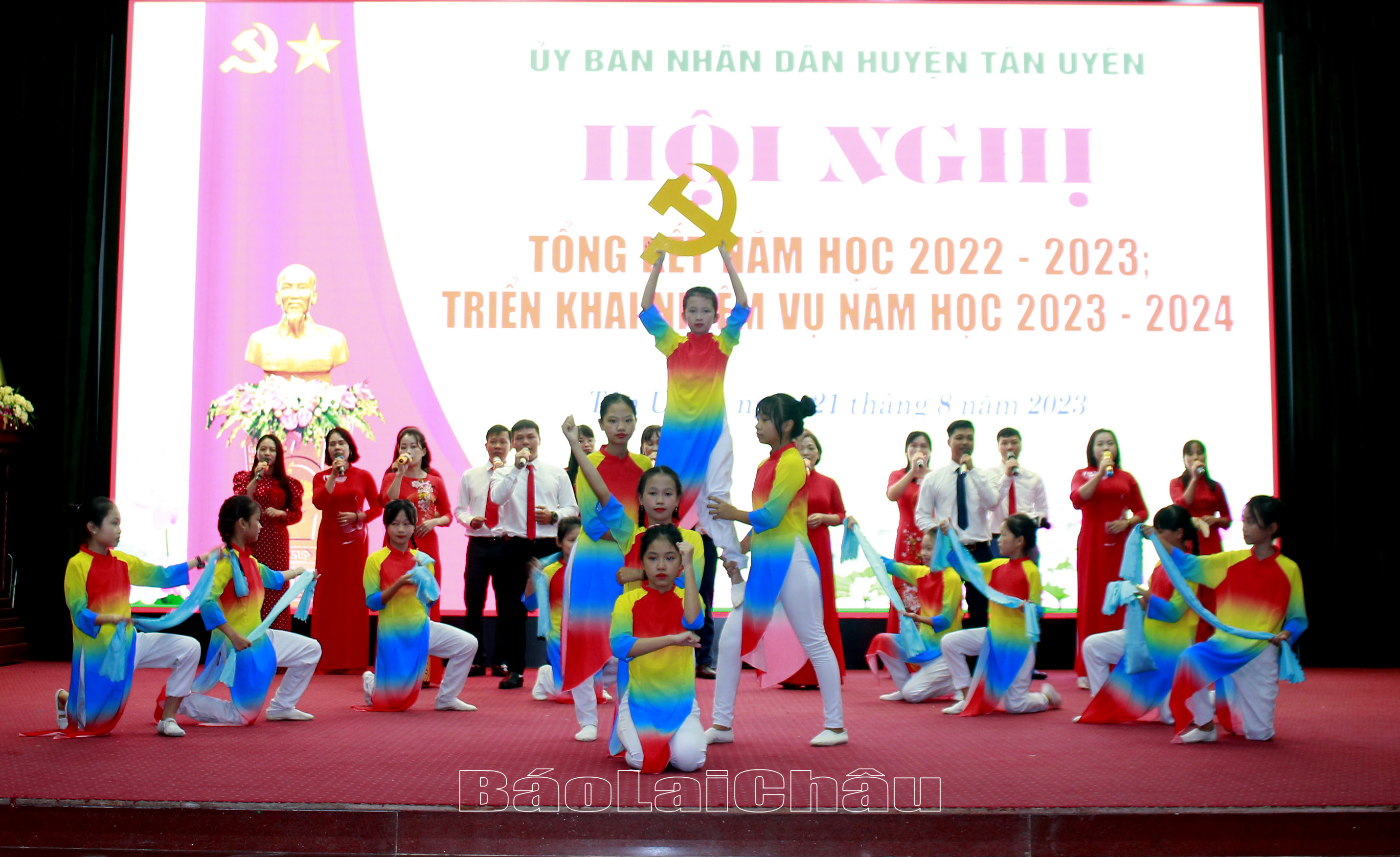 Văn nghệ chào mừng. 
