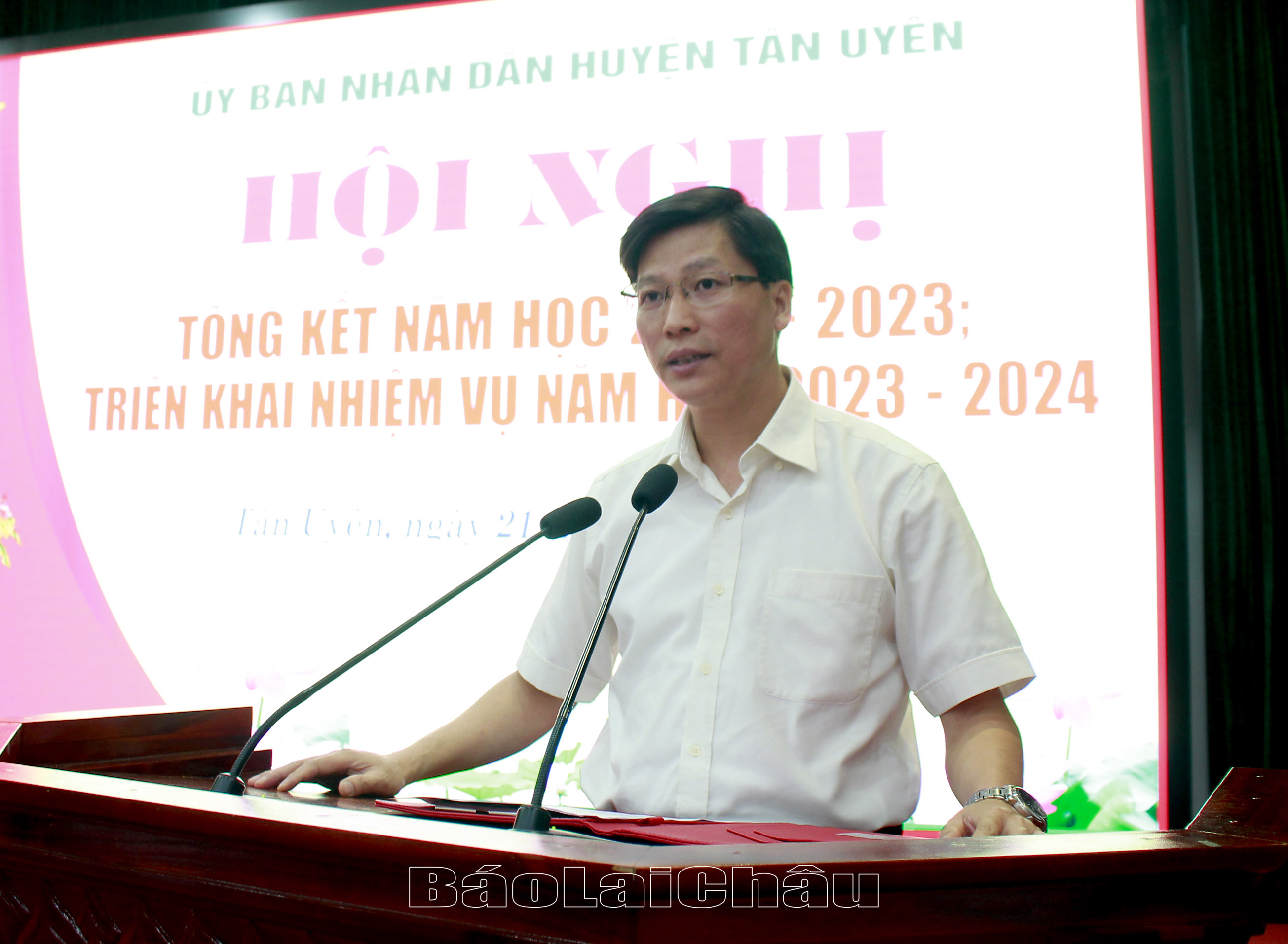Đồng chí Bùi Huy Phương - Bí thư Huyện uỷ Tân Uyên phát biểu tại Hội nghị. 