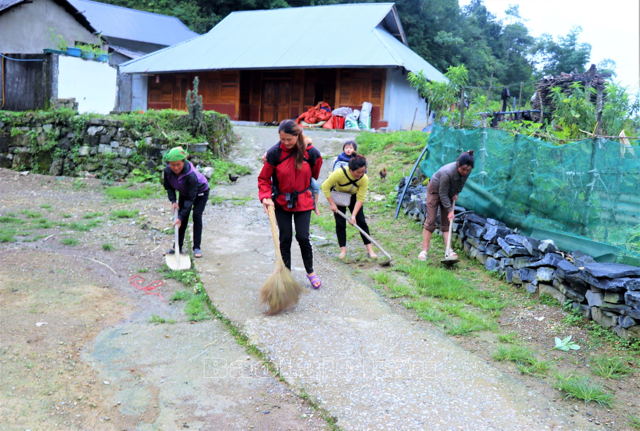 Người dân chung tay giữ gìn vệ sinh môi trường