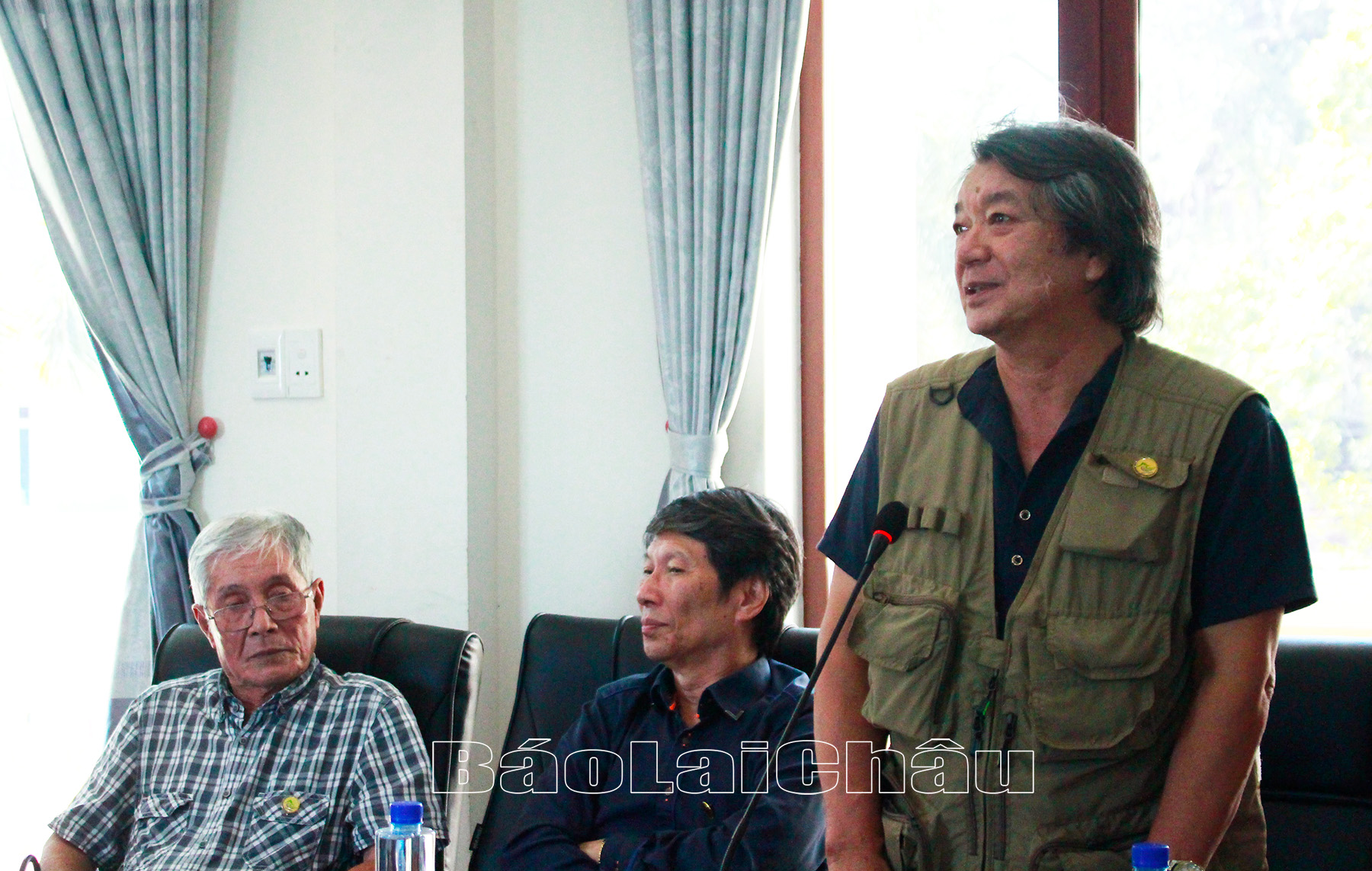 Đại biểu phát biểu tại khai mạc Trại sáng tác “Ảnh đẹp du lịch Than Uyên” năm 2023.