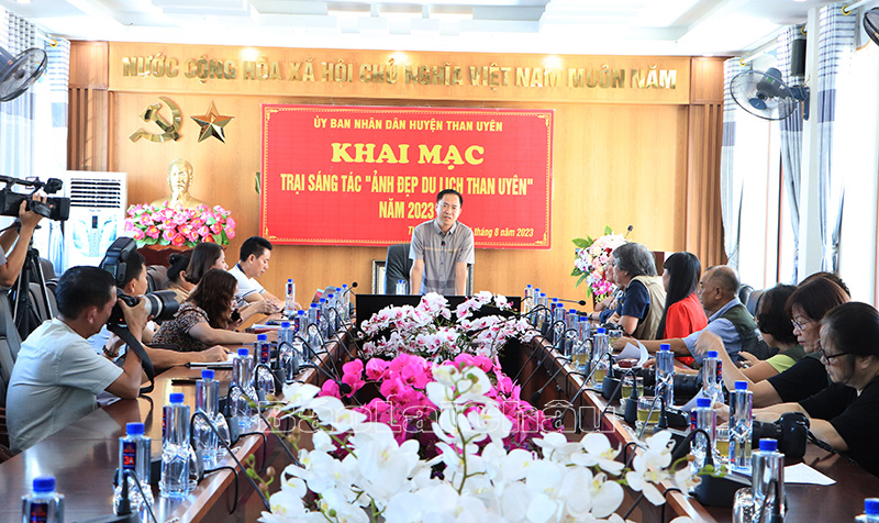 Quang cảnh khai mạc trại sáng tác. 