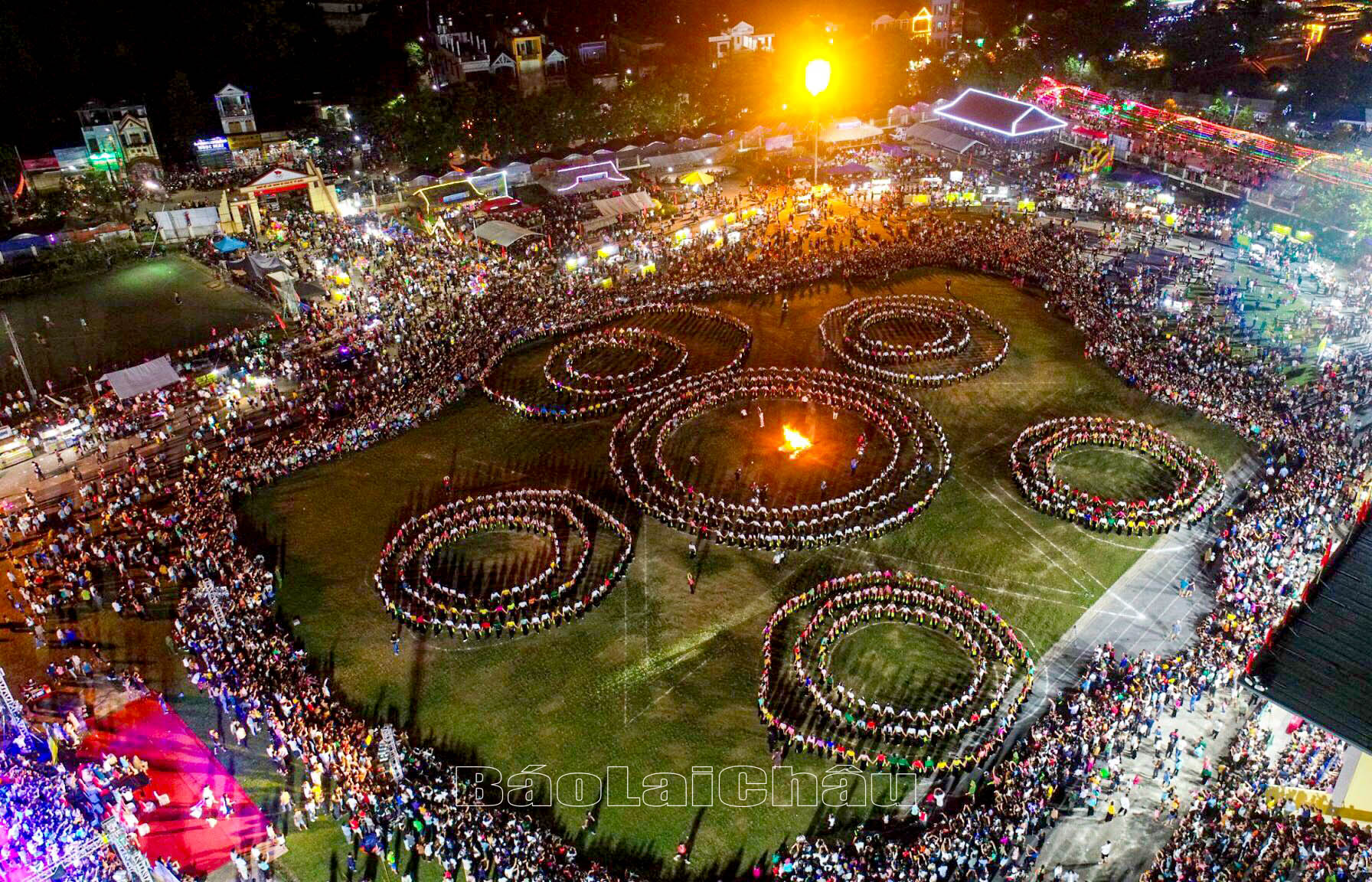 Vòng xoè "Lung linh sắc màu Tây Bắc".