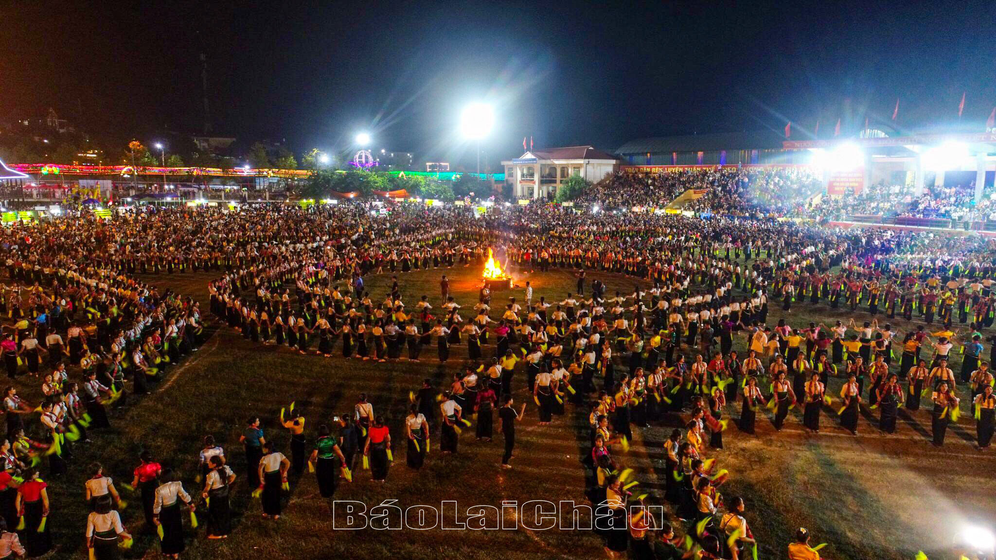Một góc vòng xòe “Lung linh sắc màu Tây Bắc”.