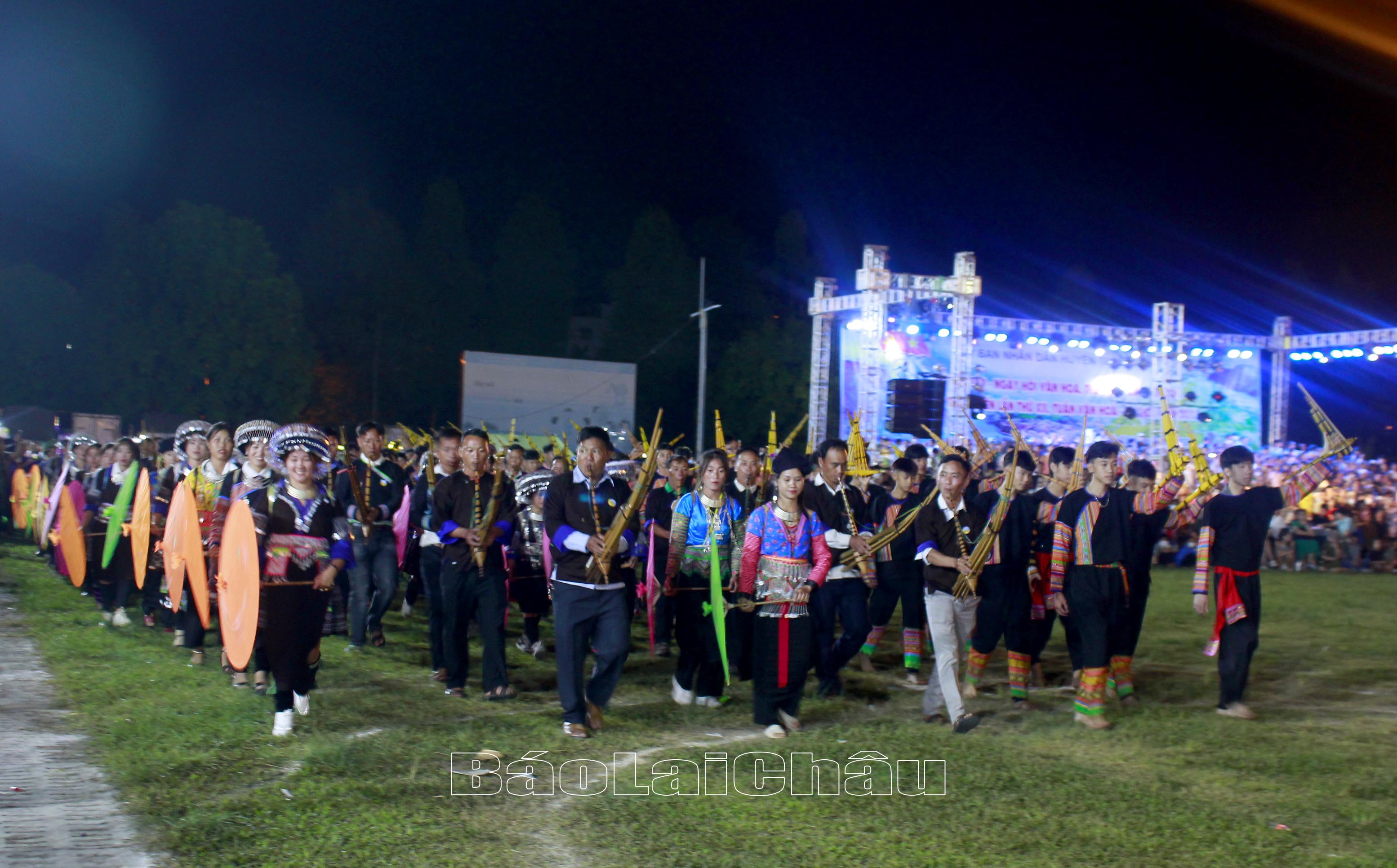 Màn diễn diễu múa khèn của dân tộc Mông.